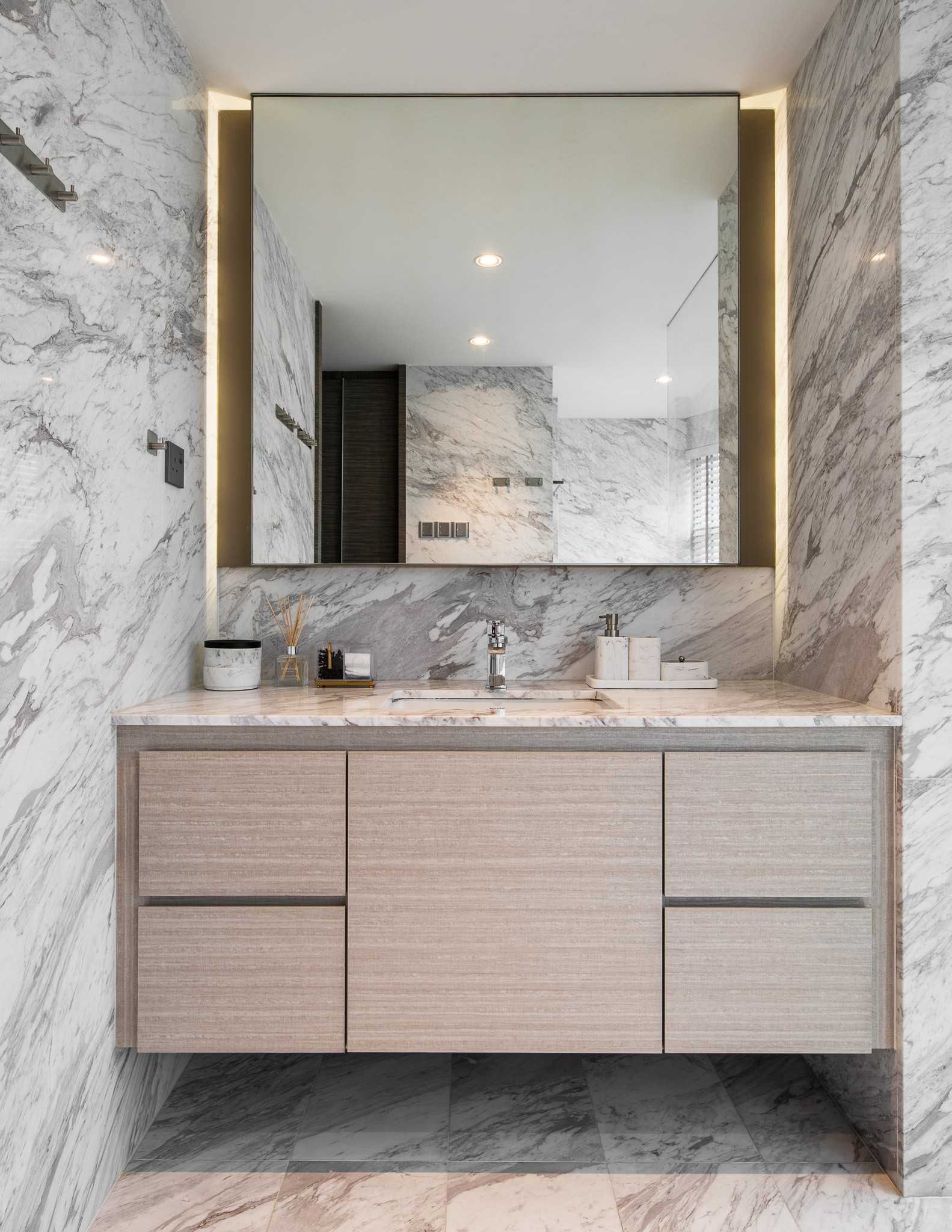 Modern Bathroom with Mirror and Bathroom Storage