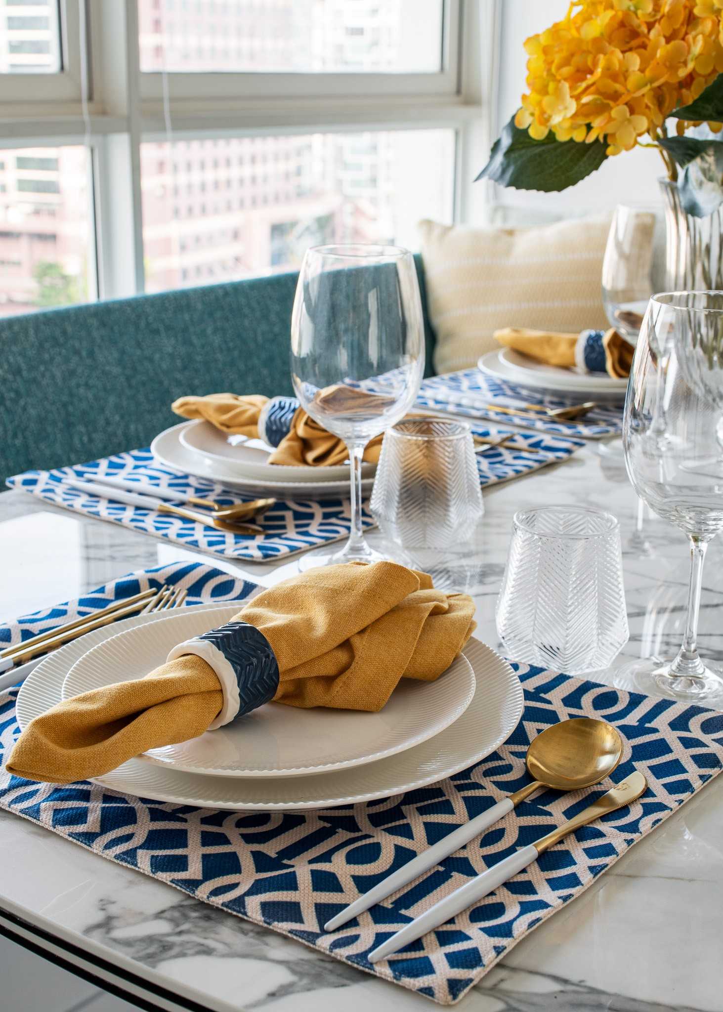 Modern Dining Room with Dining Table and Dining Chairs