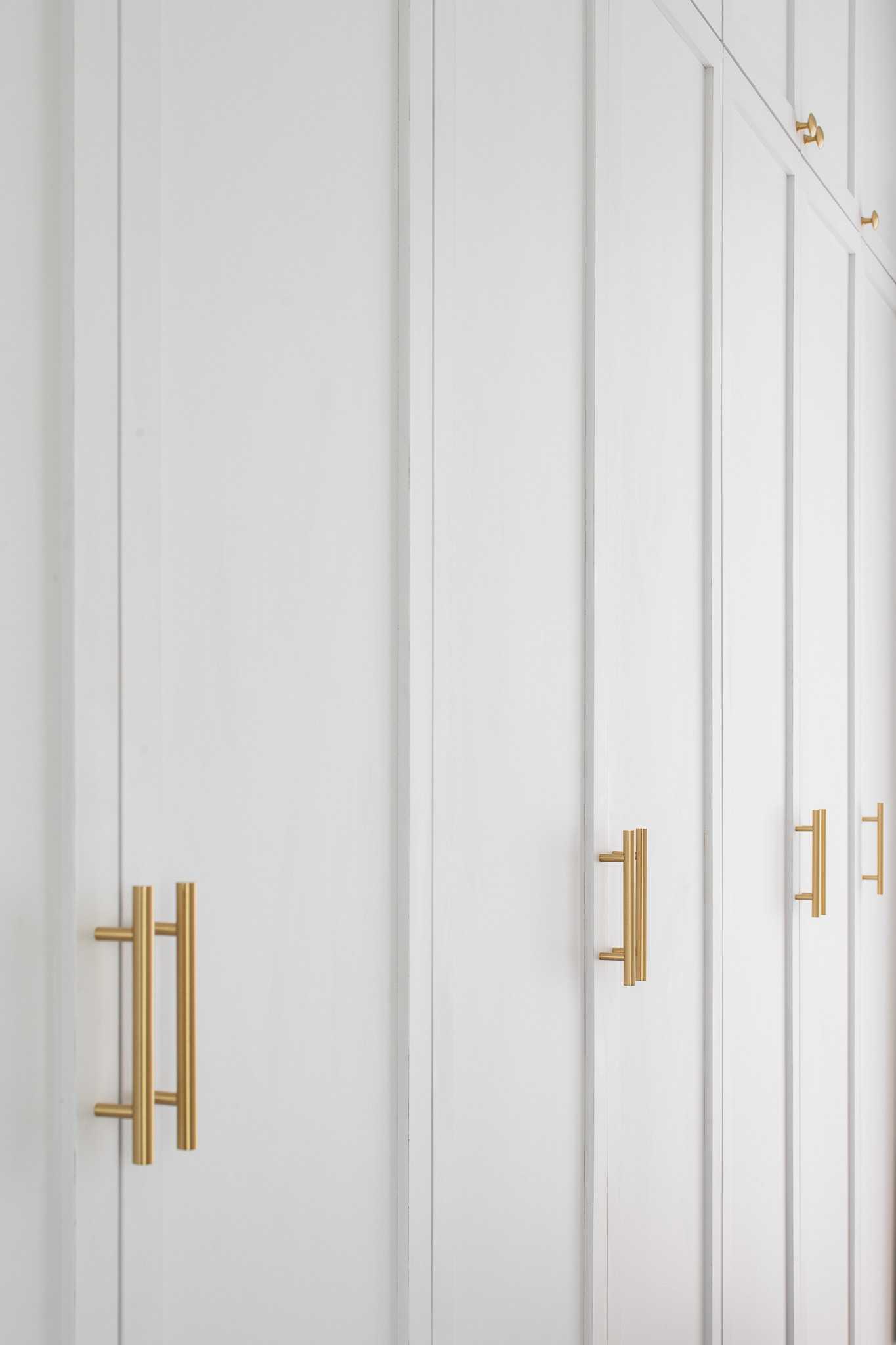 Modern Walk-in Wardrobe with Mirror and Wardrobe
