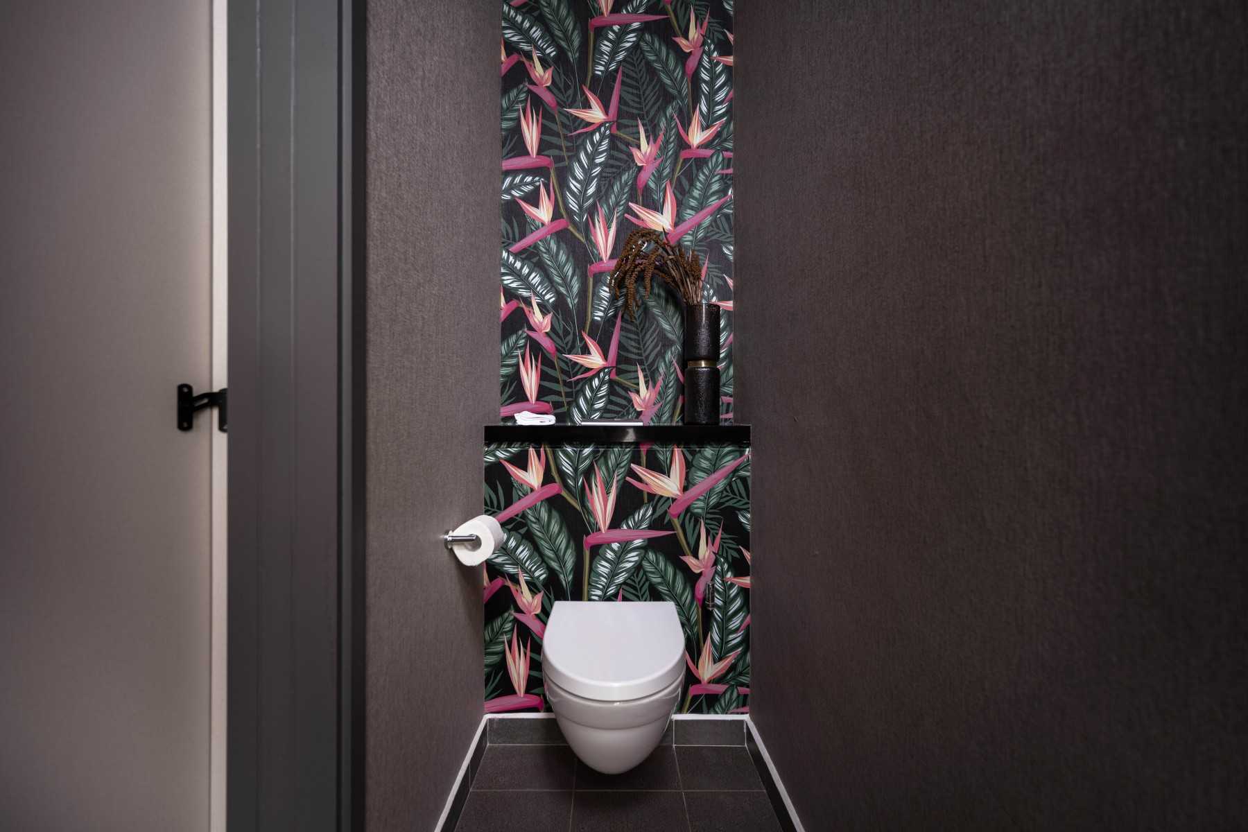 Contemporary Bathroom with Homogeneous Tiles and Bathroom Accessories