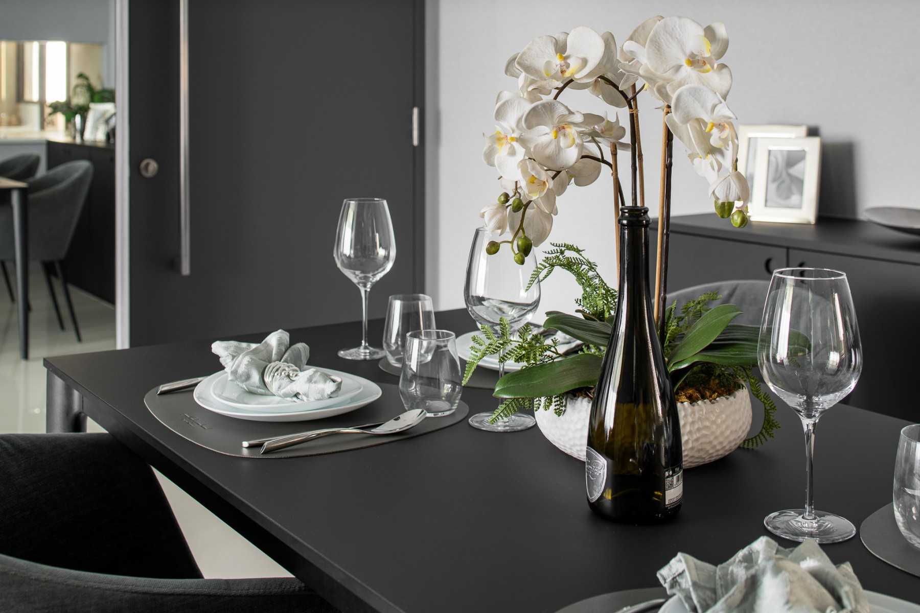 Modern Dining Room with Dining Table and Dining Chairs