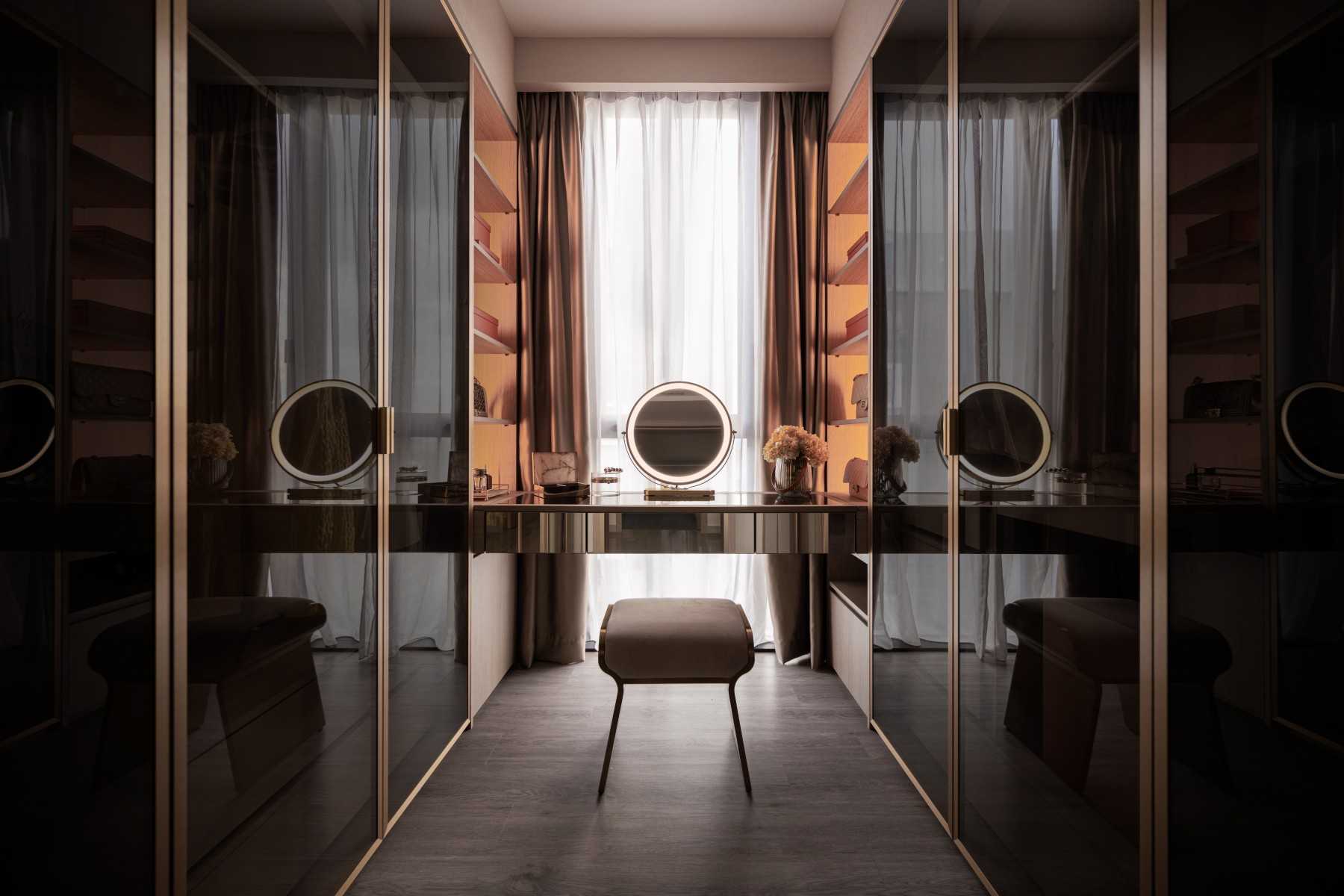 Modern Walk-in Wardrobe with Mirror and Wardrobe