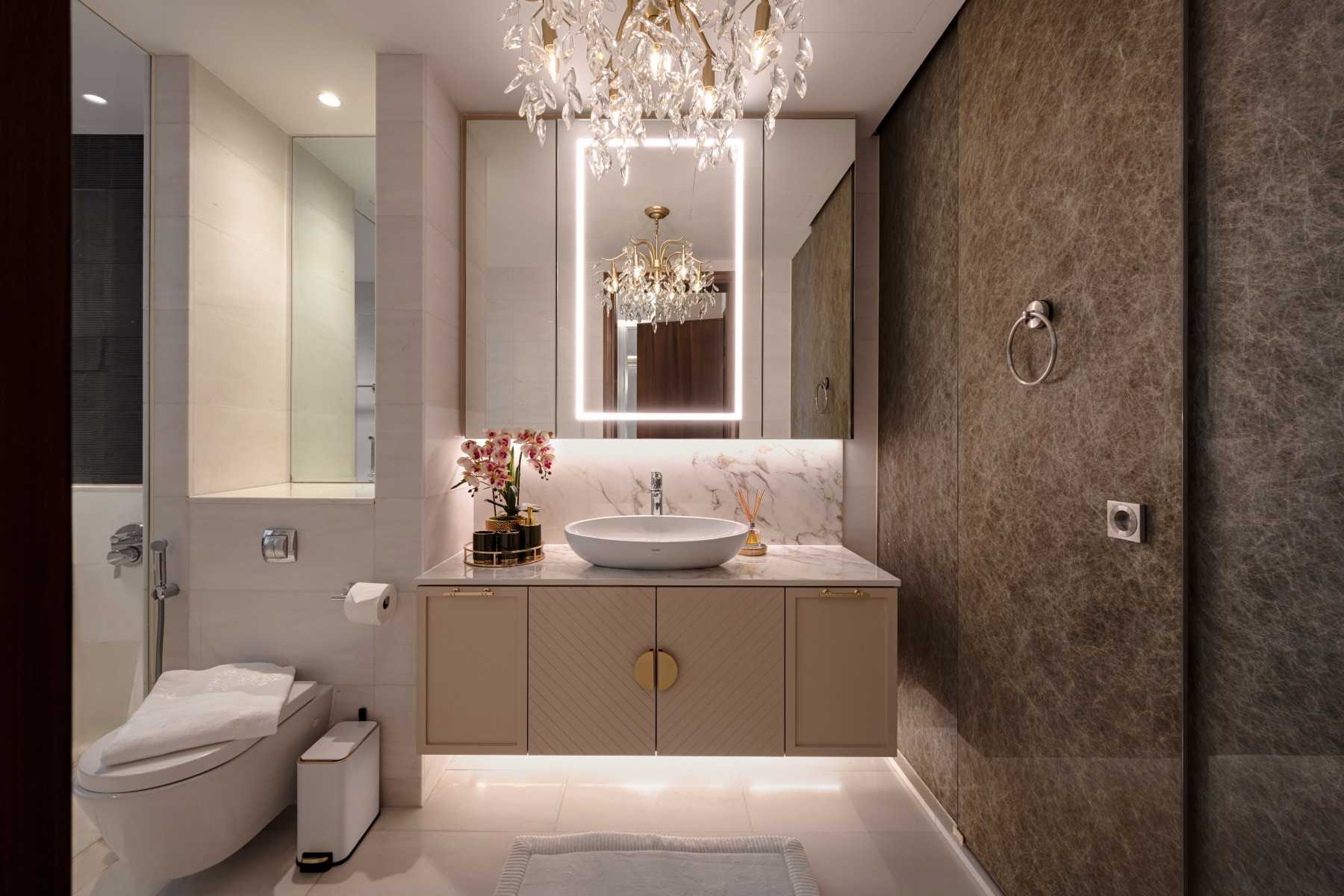 Modern Bathroom with Countertop and Mirror
