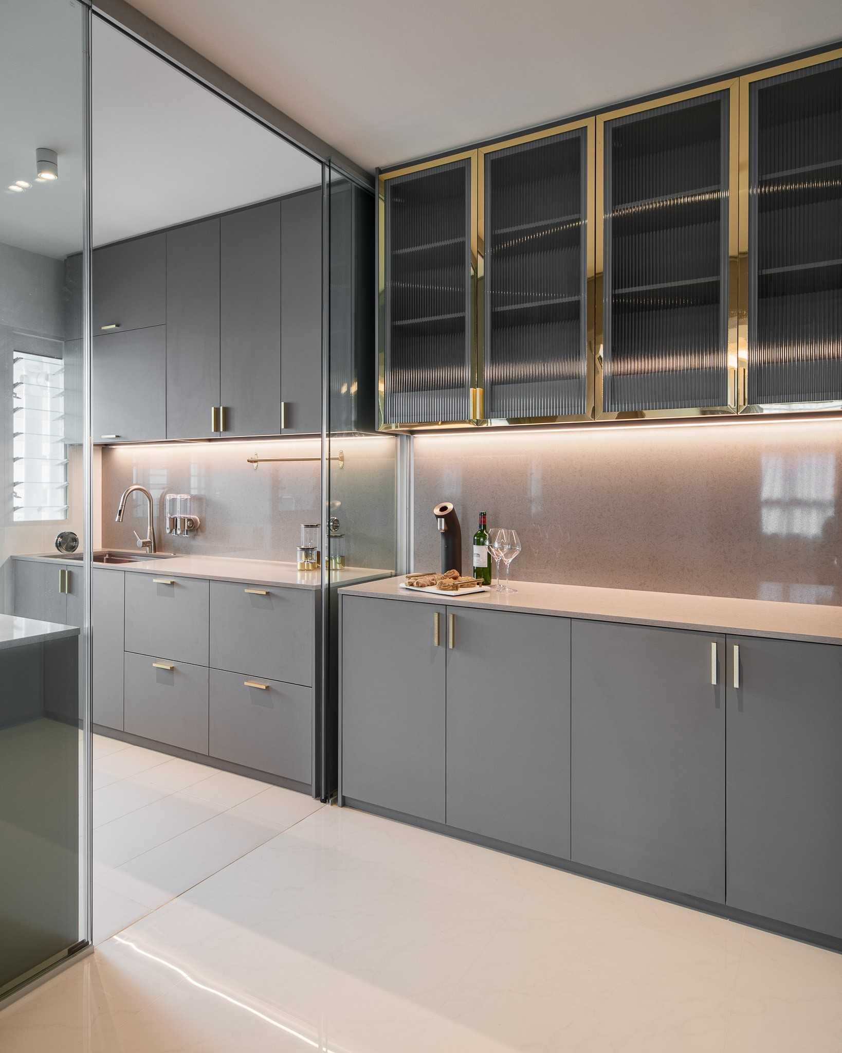 Modern Kitchen with Breakfast Counter and Kitchen Backsplash