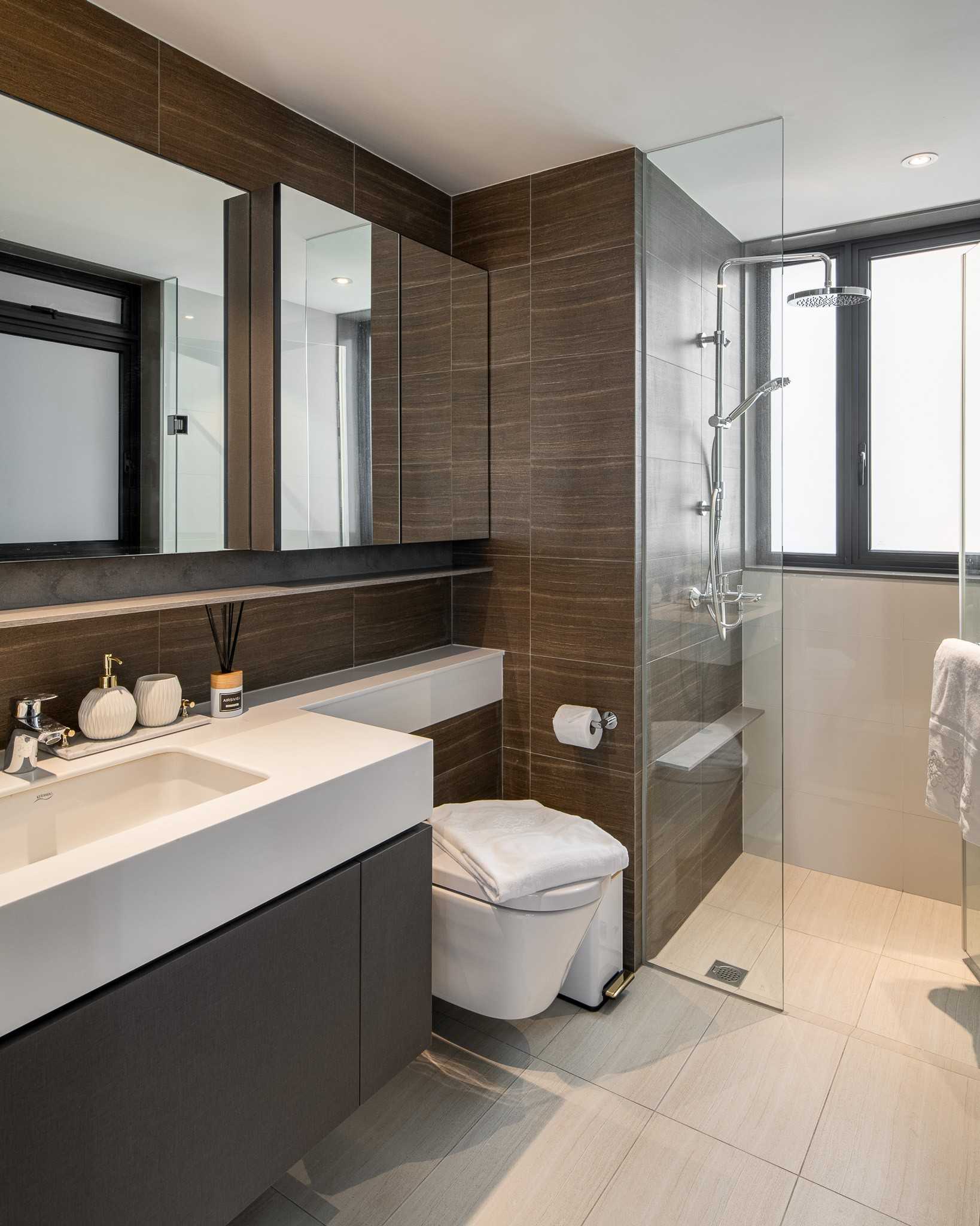 Modern Bathroom with Countertop and Shower Screen