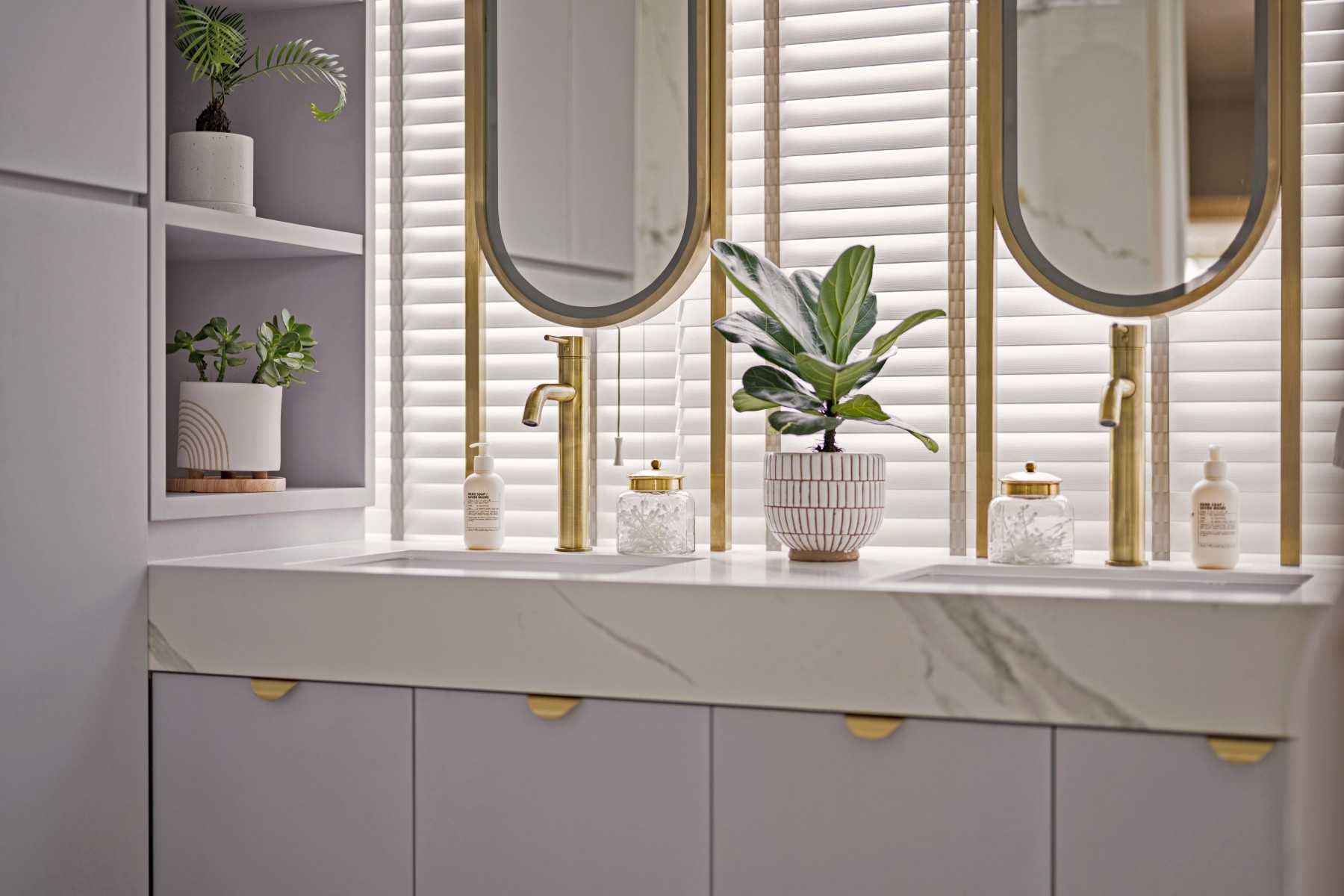 Modern Bathroom with Countertop and Mirror