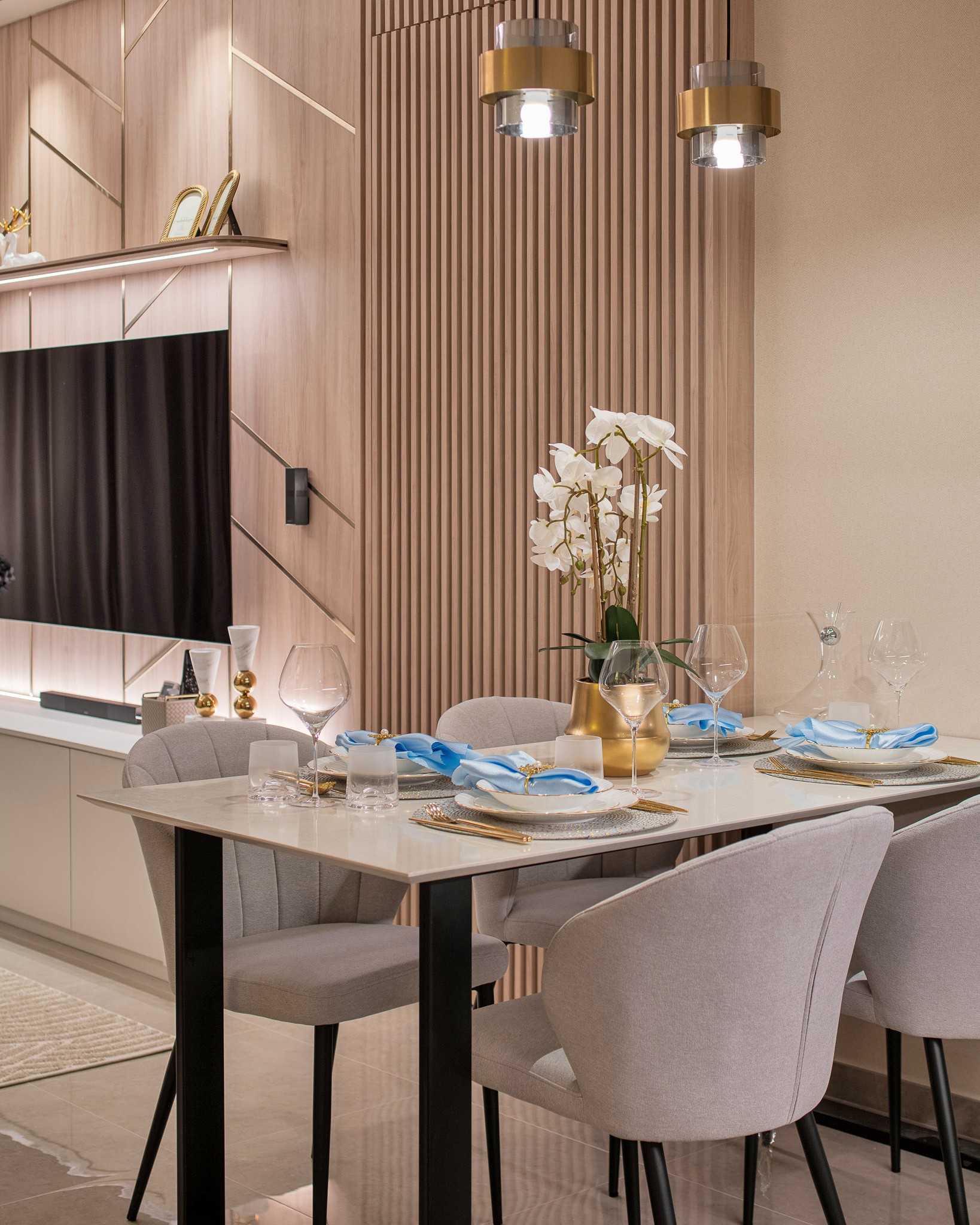 Modern Dining Room with Dining Table and Dining Chairs