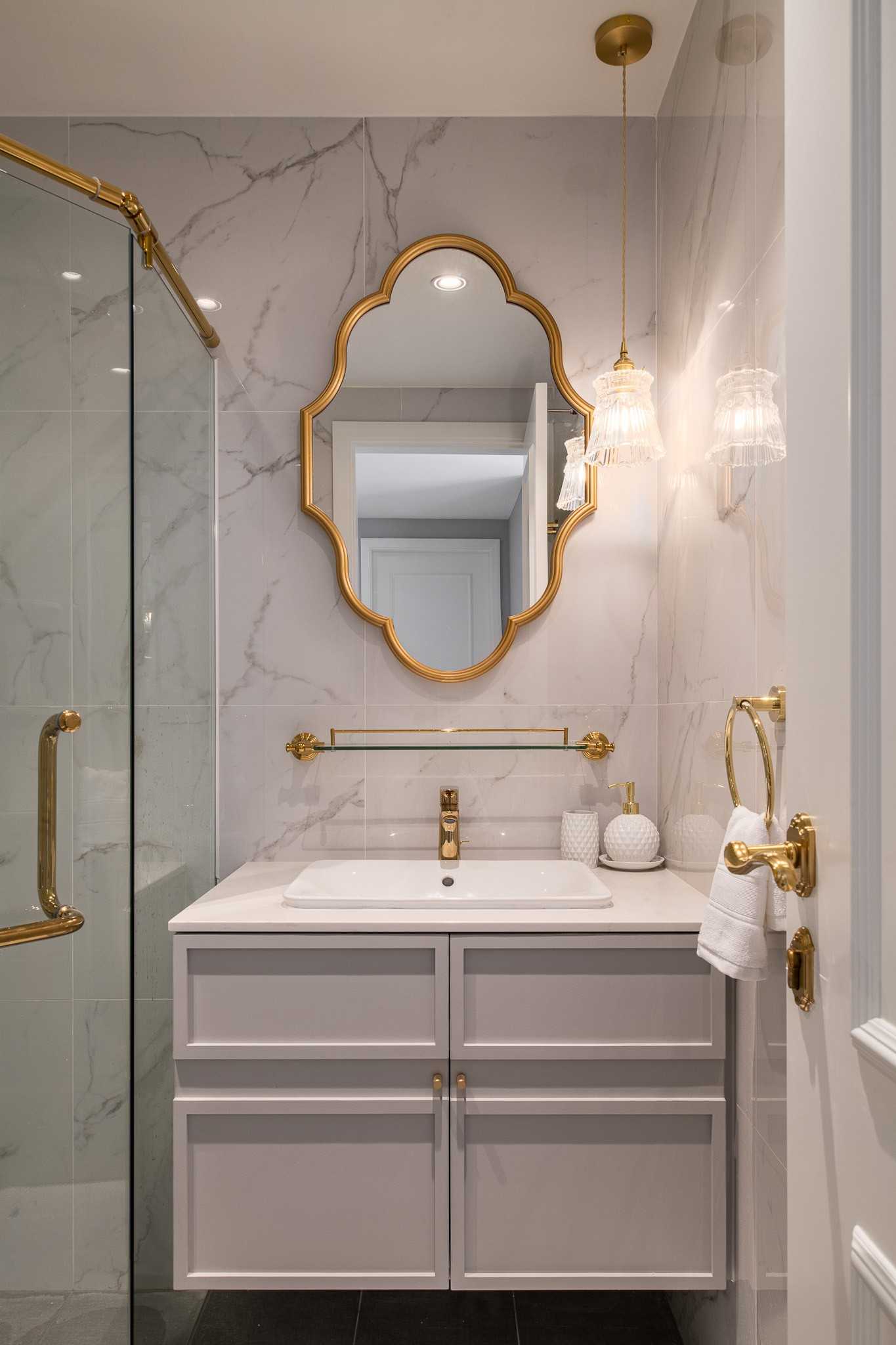 Modern Bathroom with Countertop and Homogeneous Tiles