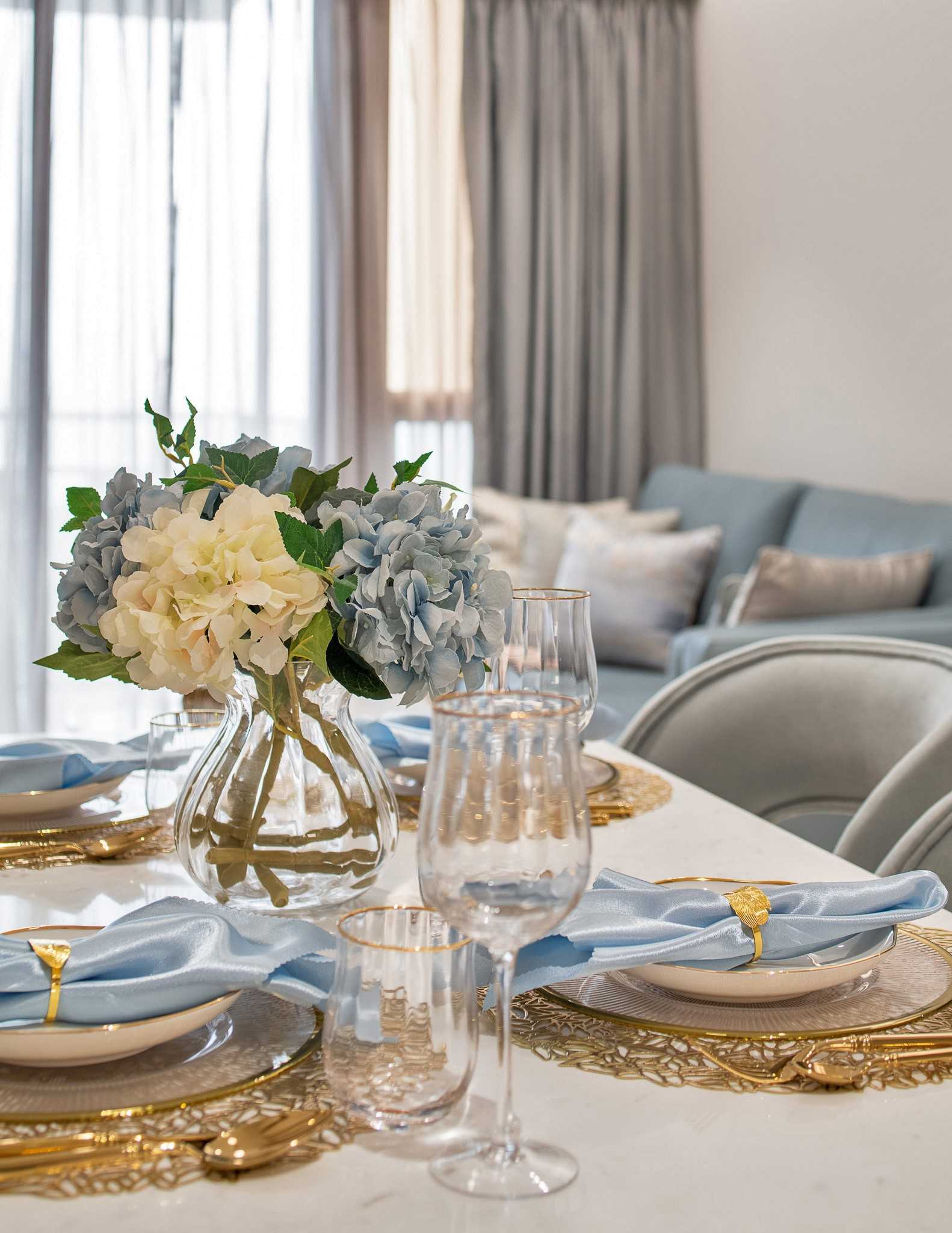 Modern Dining Room with Dining Table and Dining Chairs