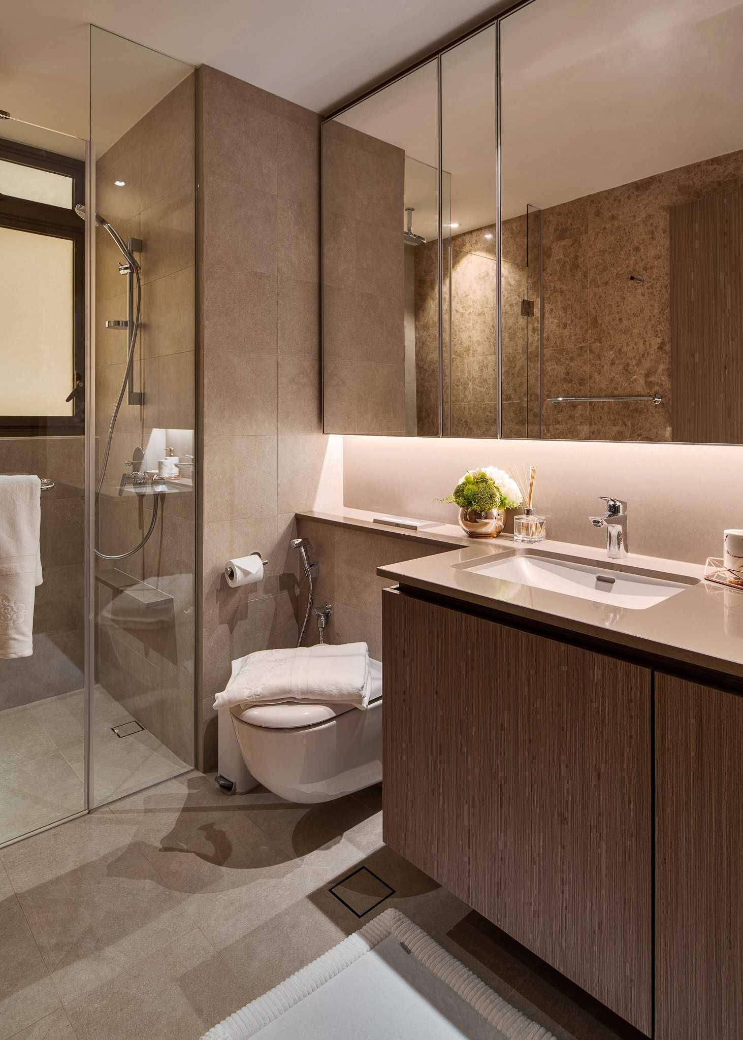 Modern Bathroom with Mirror and Bathroom Storage