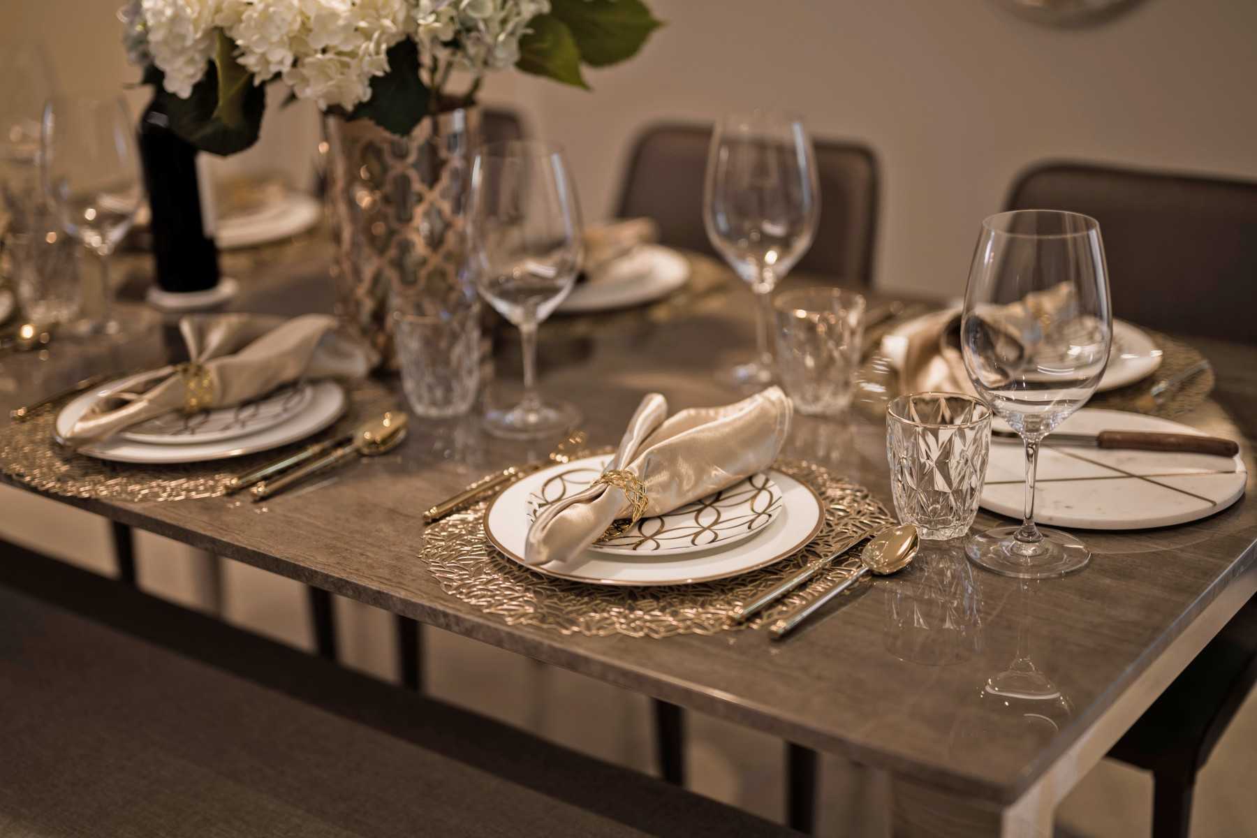 Modern Dining Room with Dining Table and Dining Chairs