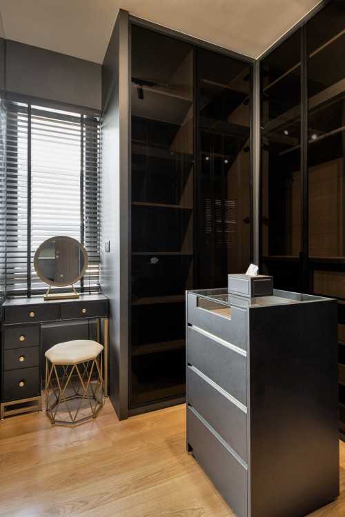 Modern Walk-in Wardrobe at Grandeur Park