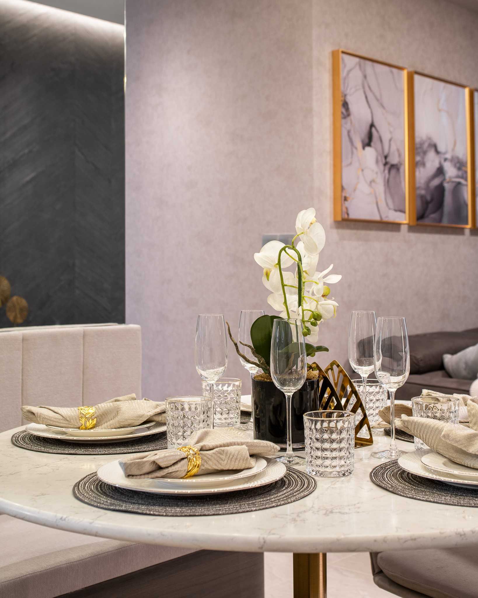 Modern Dining Room with Dining Table and Dining Chairs