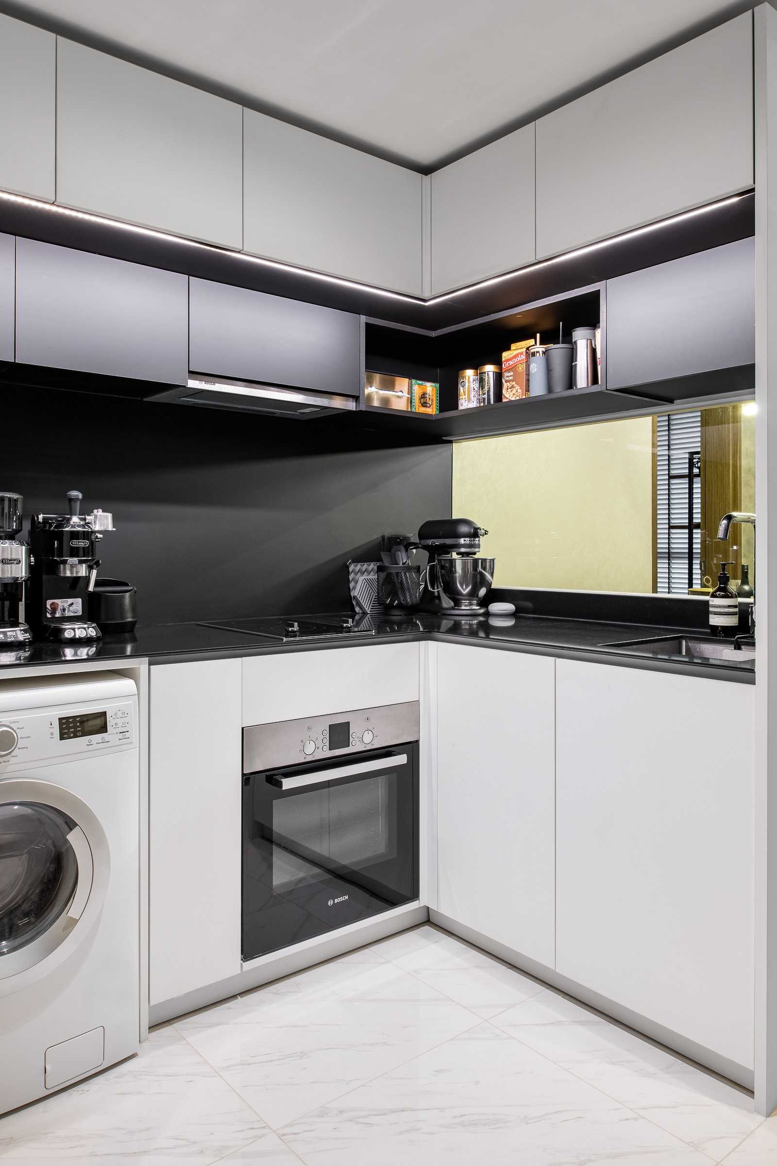 Modern Kitchen with Breakfast Counter and Kitchen Backsplash