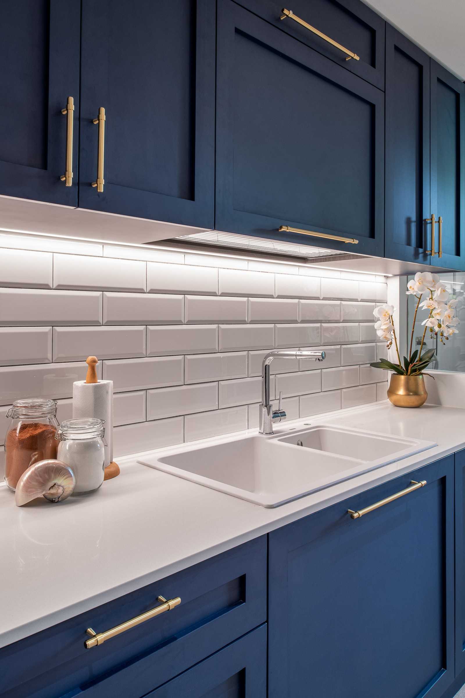 Modern Kitchen with Kitchen Window and Kitchen Island