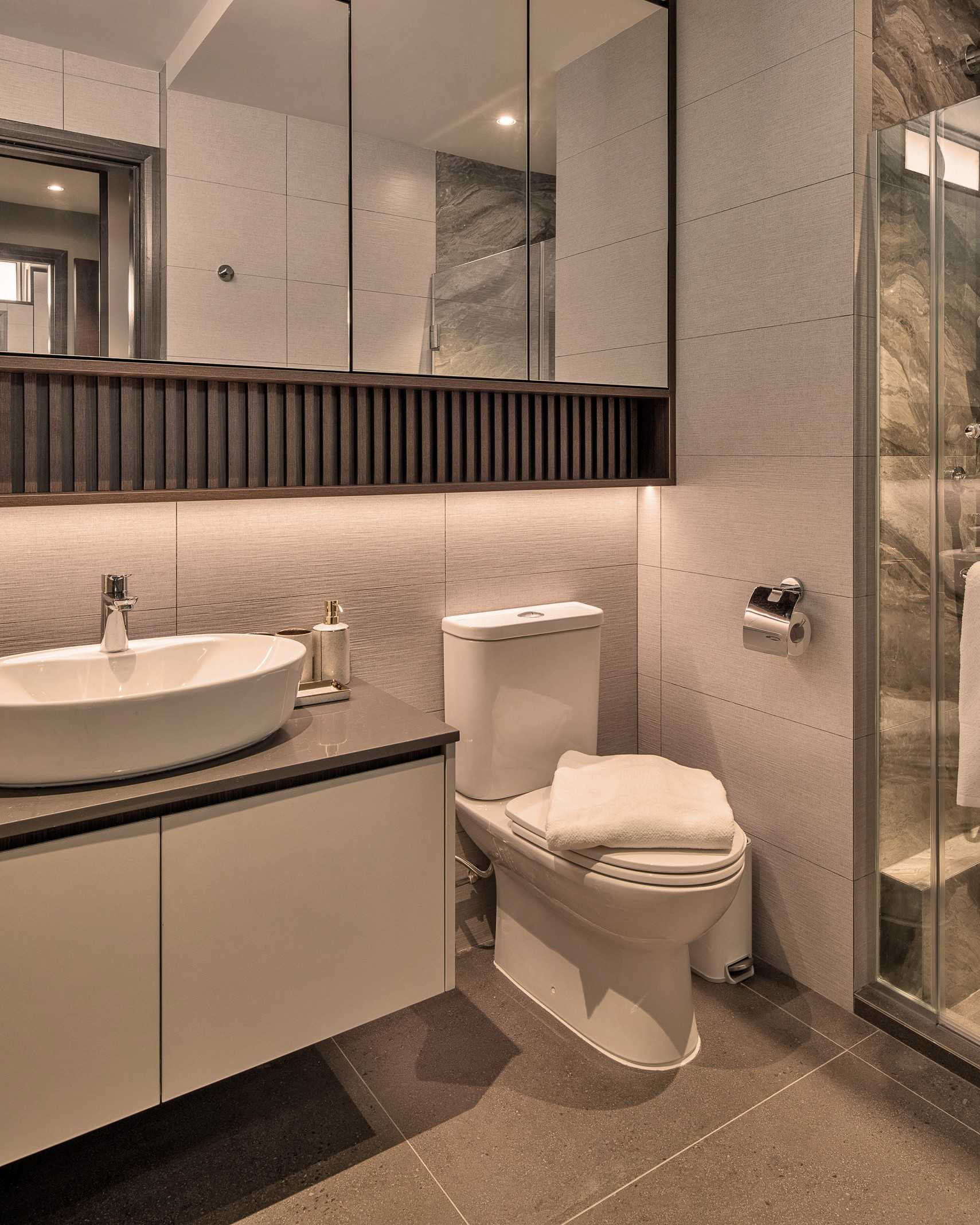 Modern Bathroom with Mirror and Bathroom Storage