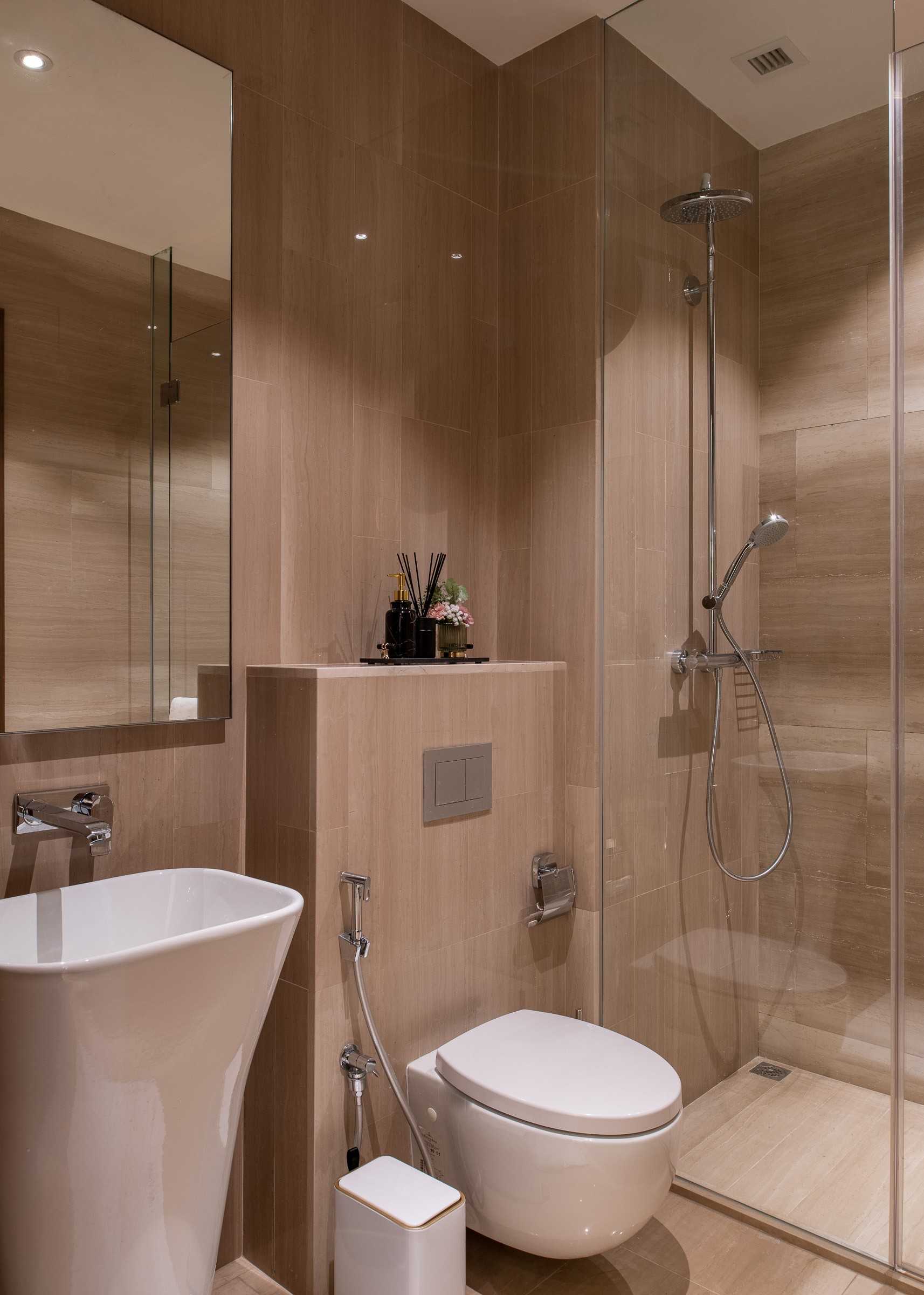 Modern Bathroom with Mirror and Bathroom Storage