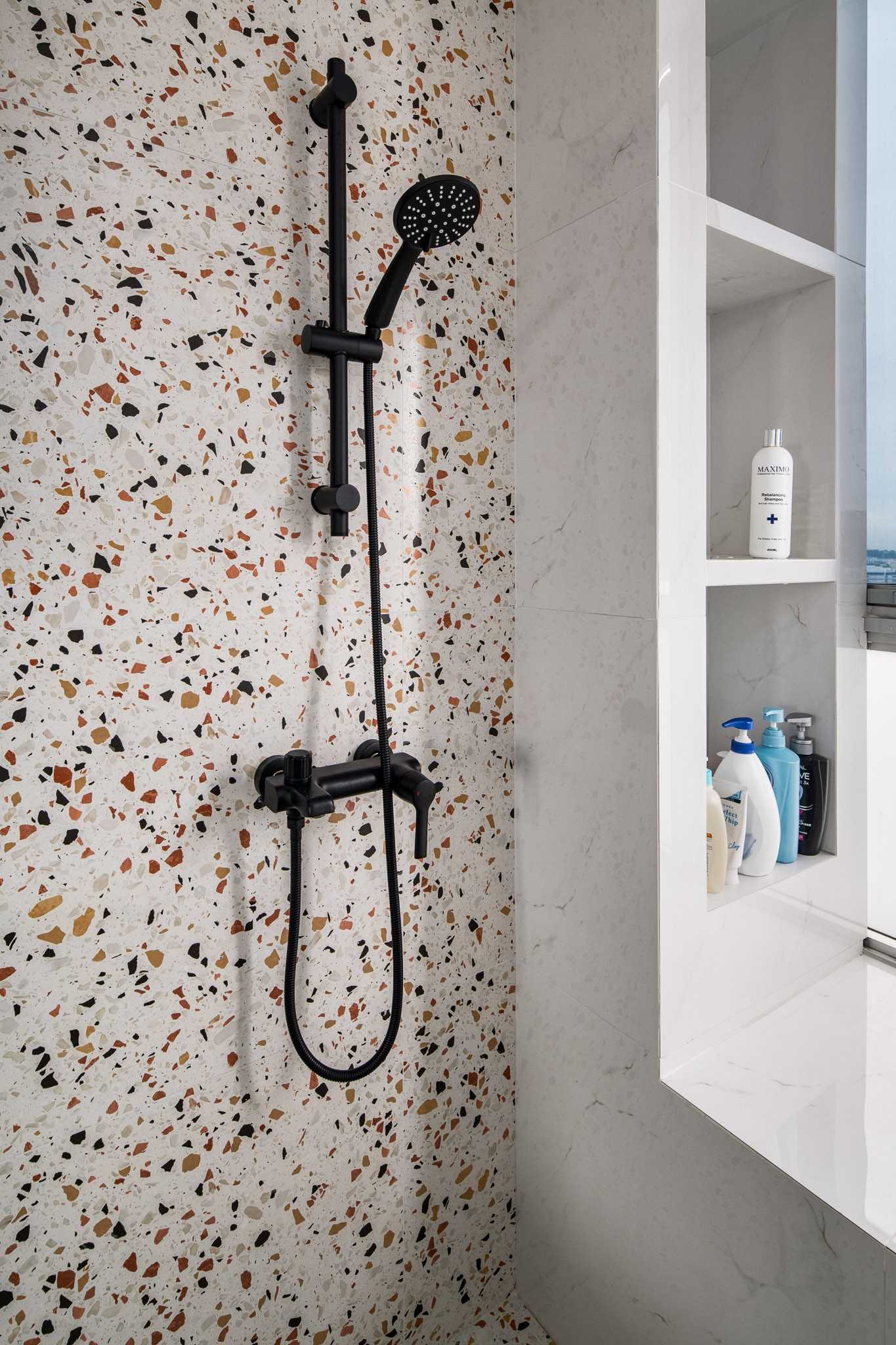 Contemporary Bathroom with Homogeneous Tiles and Rainshower