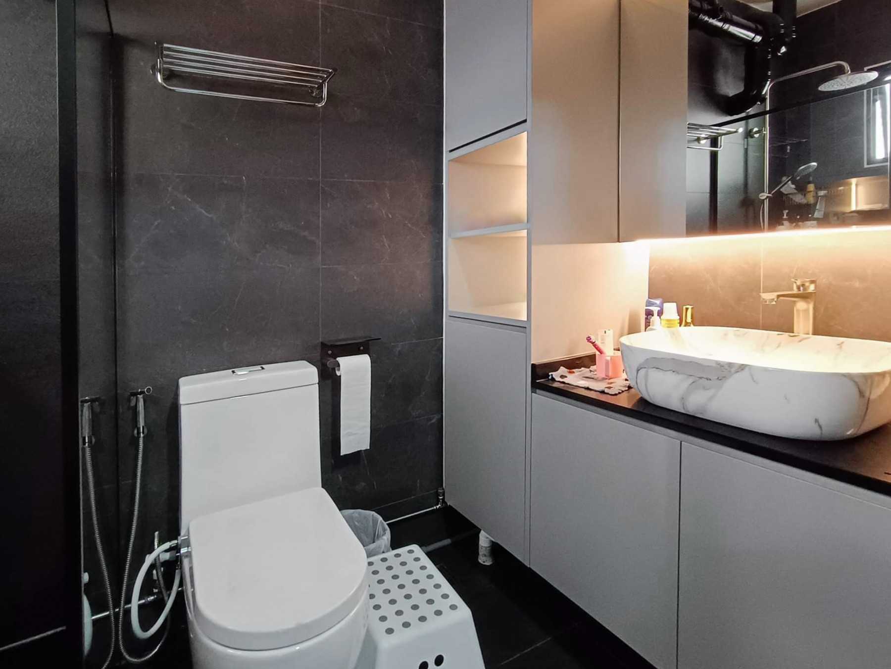 Modern Bathroom with Mirror and Bathroom Storage