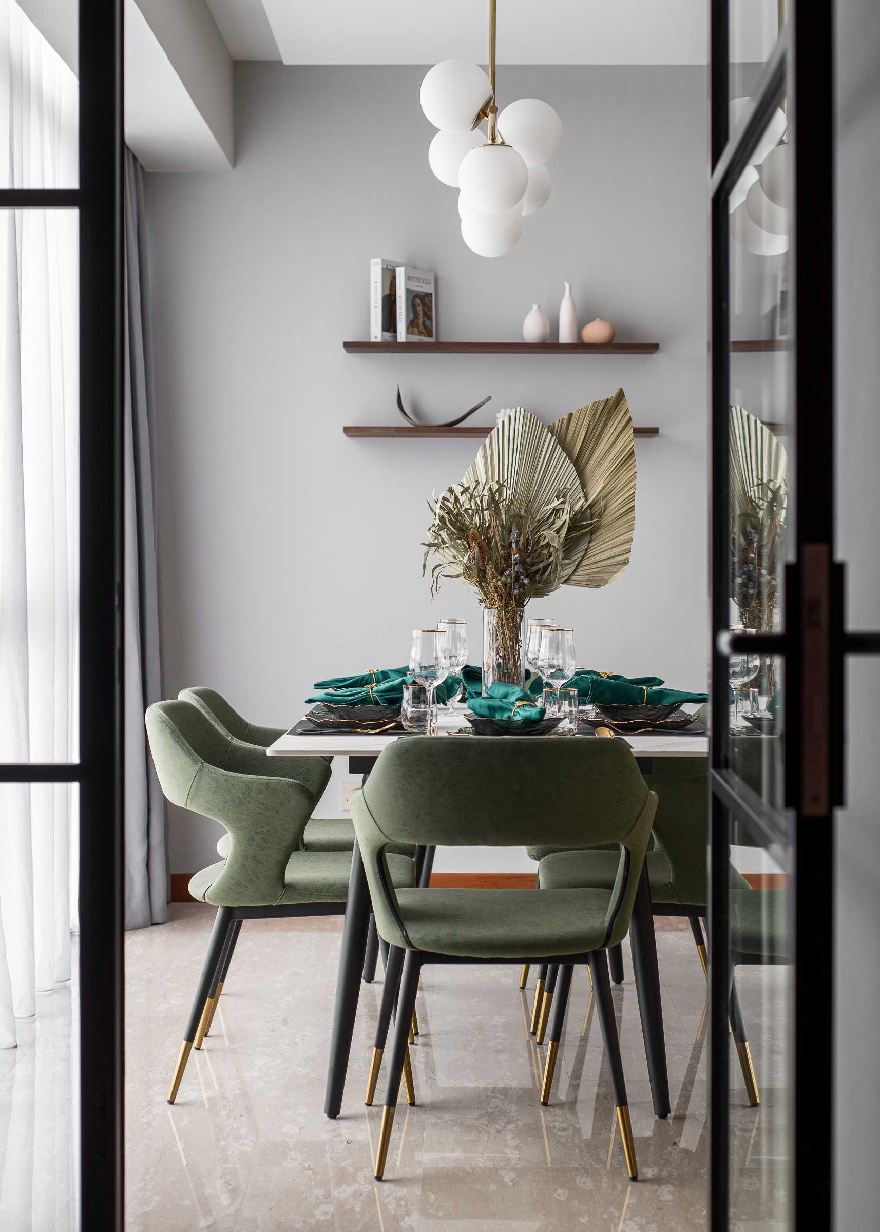 Modern Dining Room with Dining Table and Dining Chairs