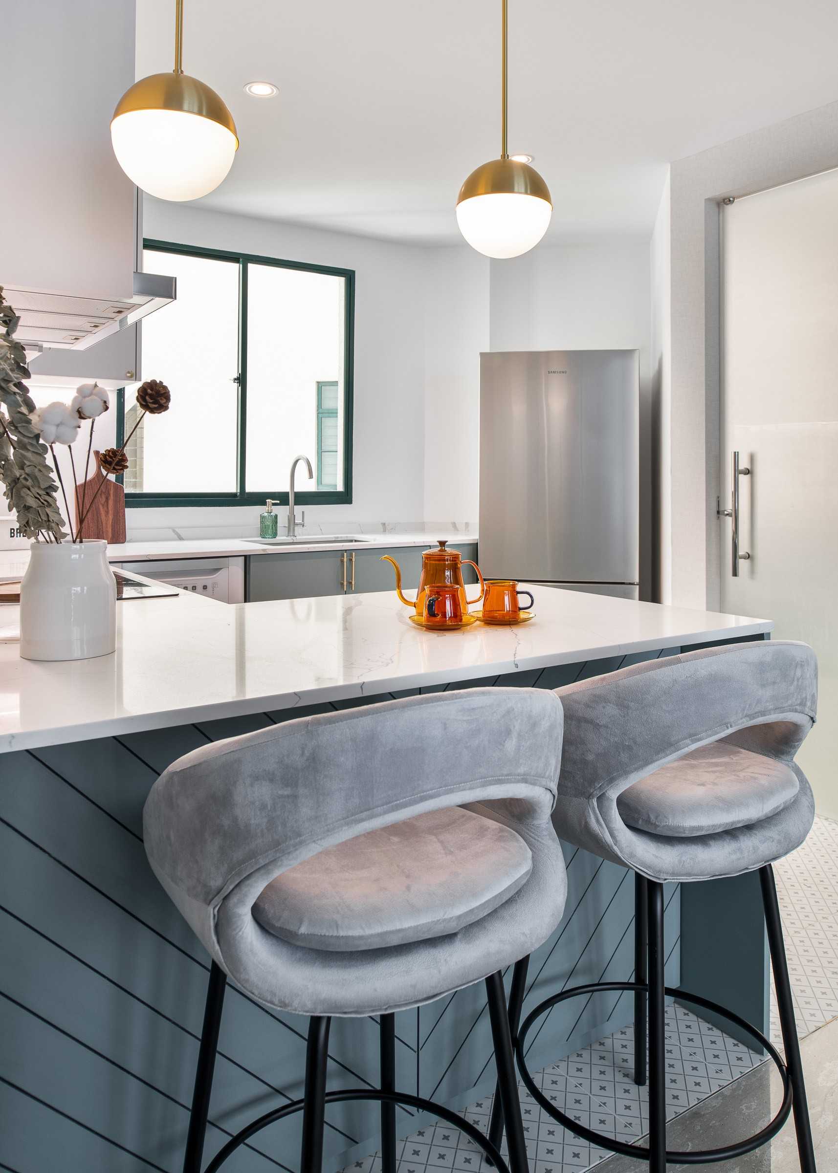 Modern Kitchen with Kitchen Island and Open Kitchen