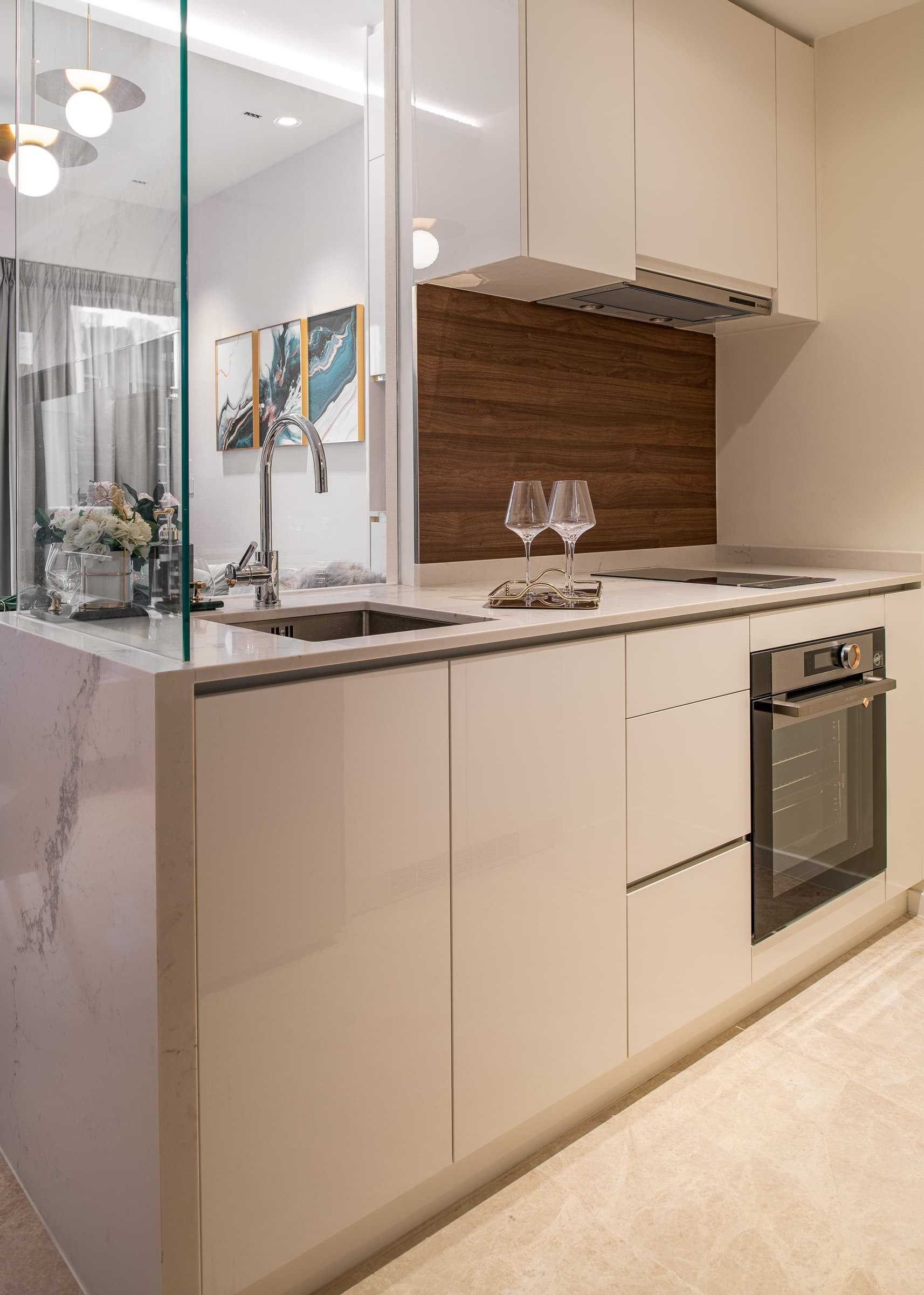 Modern Kitchen with Kitchen Backsplash and Kitchen Accessories