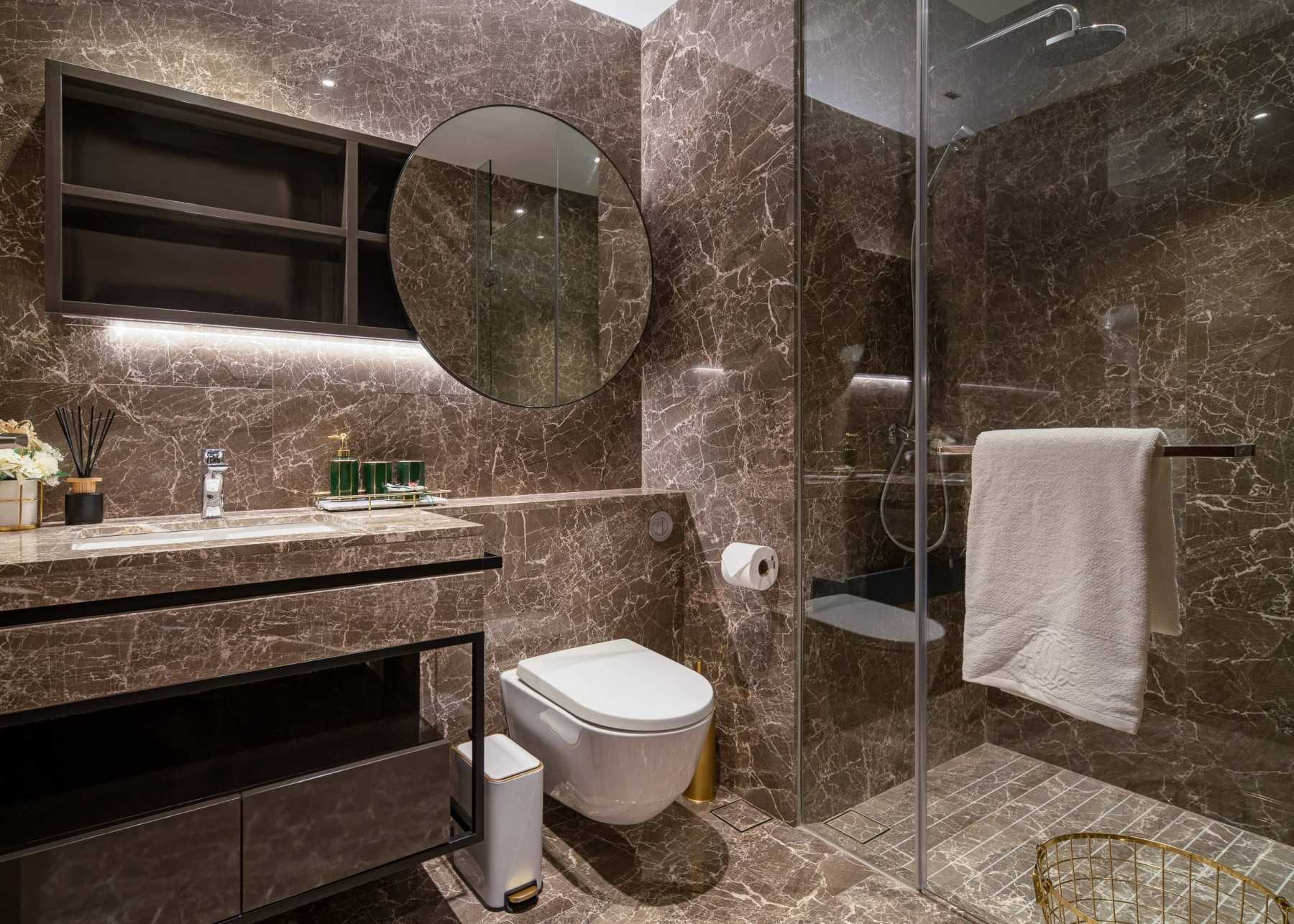 Modern Bathroom with Mirror and Bathroom Storage