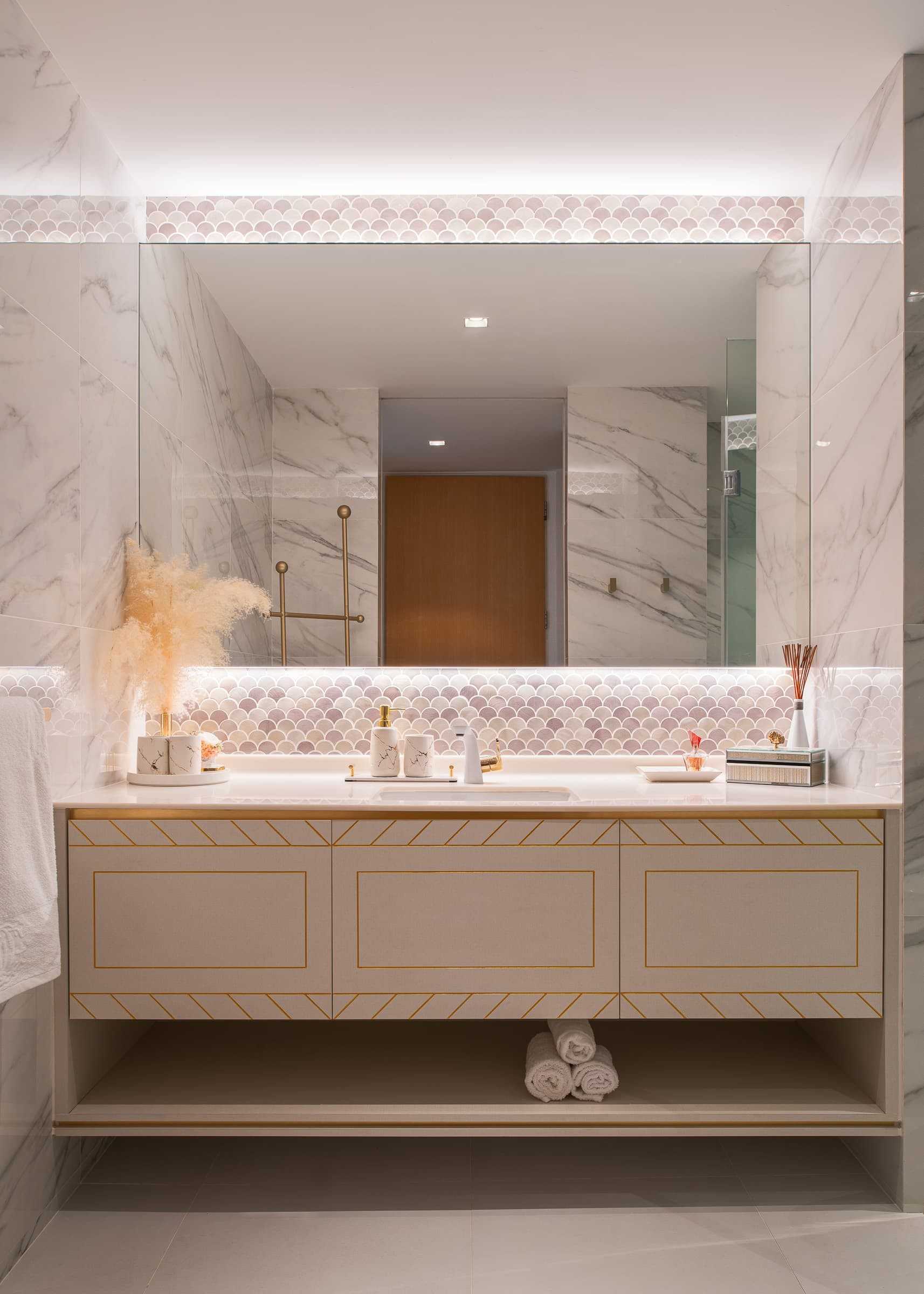 Modern Bathroom with Mirror and Bathroom Storage