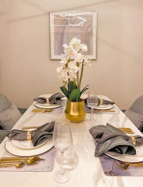 Modern Dining Room at Rivercove