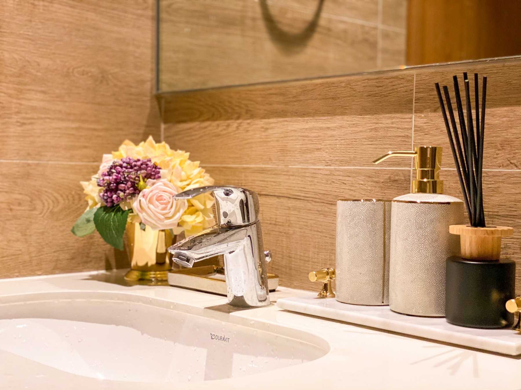 Modern Bathroom with Mirror and Shower Screen
