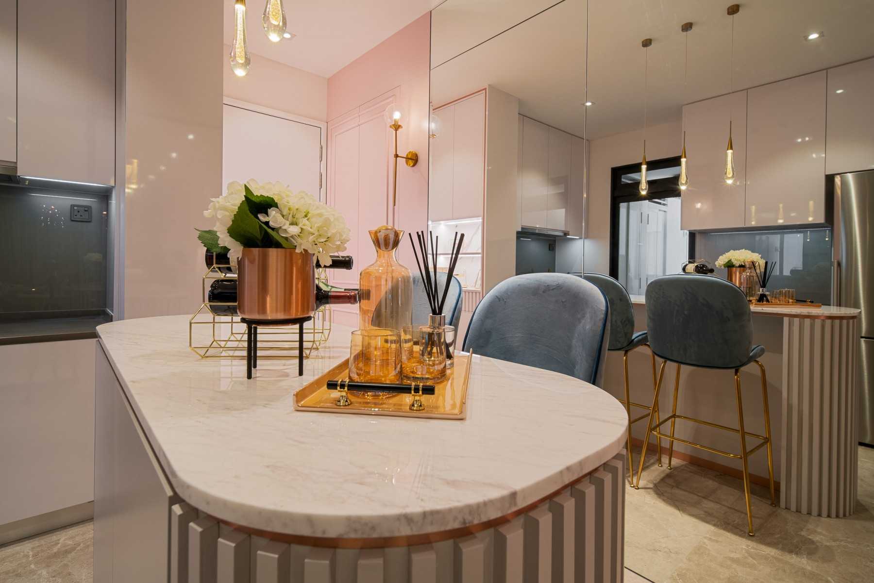 Modern Kitchen with Kitchen Island and Breakfast Counter