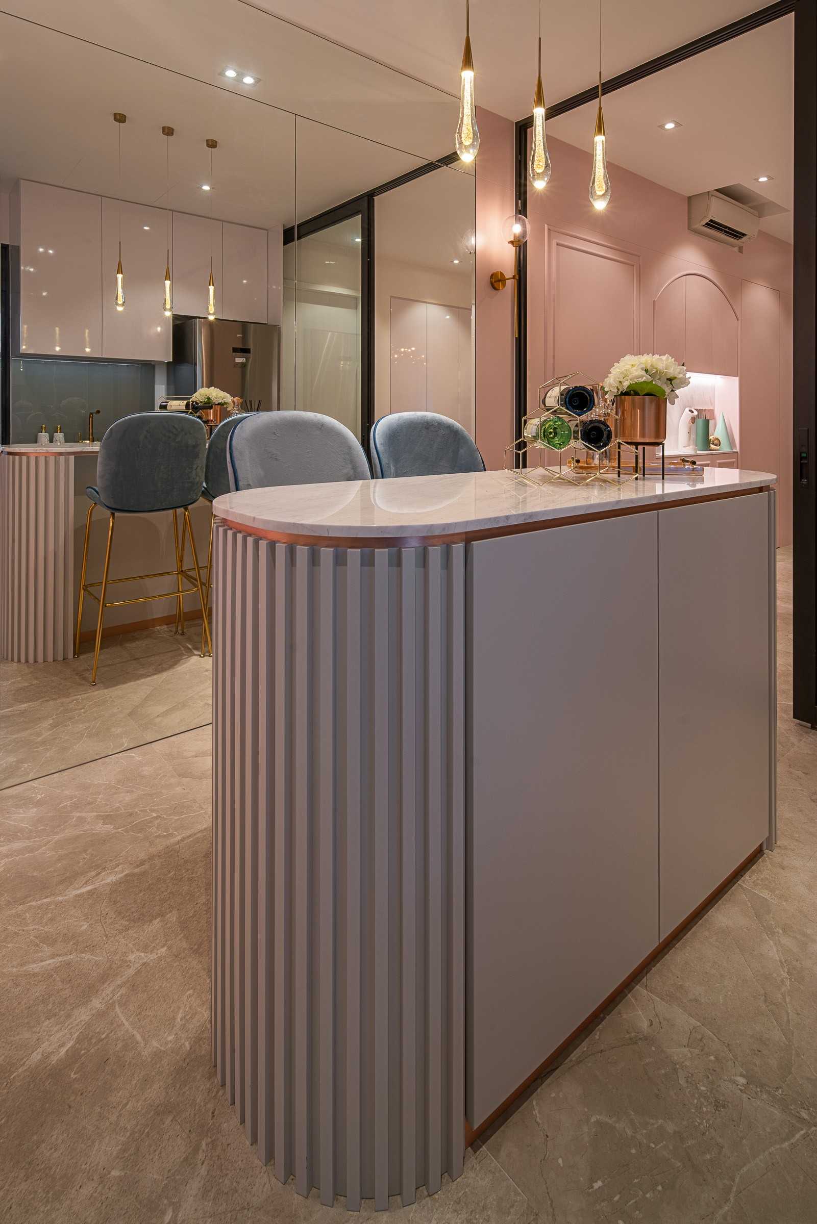 Modern Kitchen with Kitchen Island and Breakfast Counter