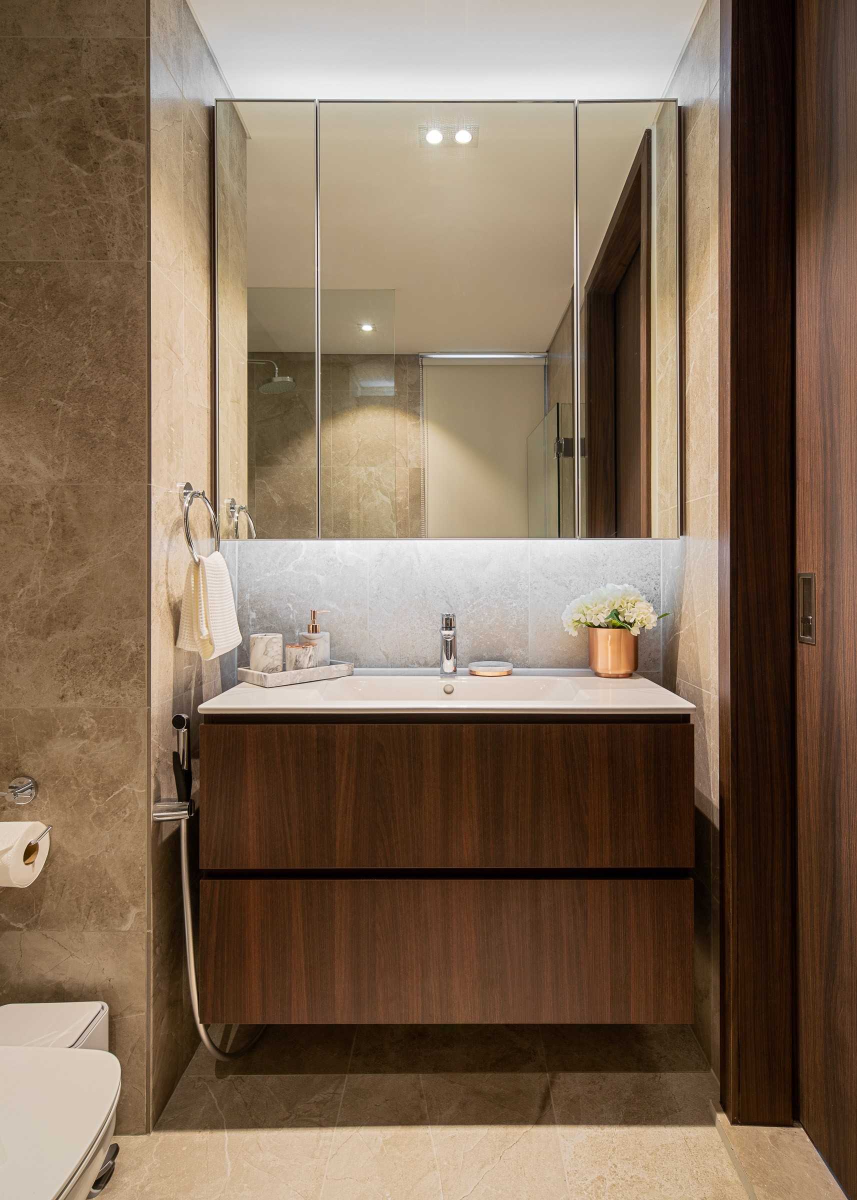 Modern Bathroom with Mirror and Bathroom Storage