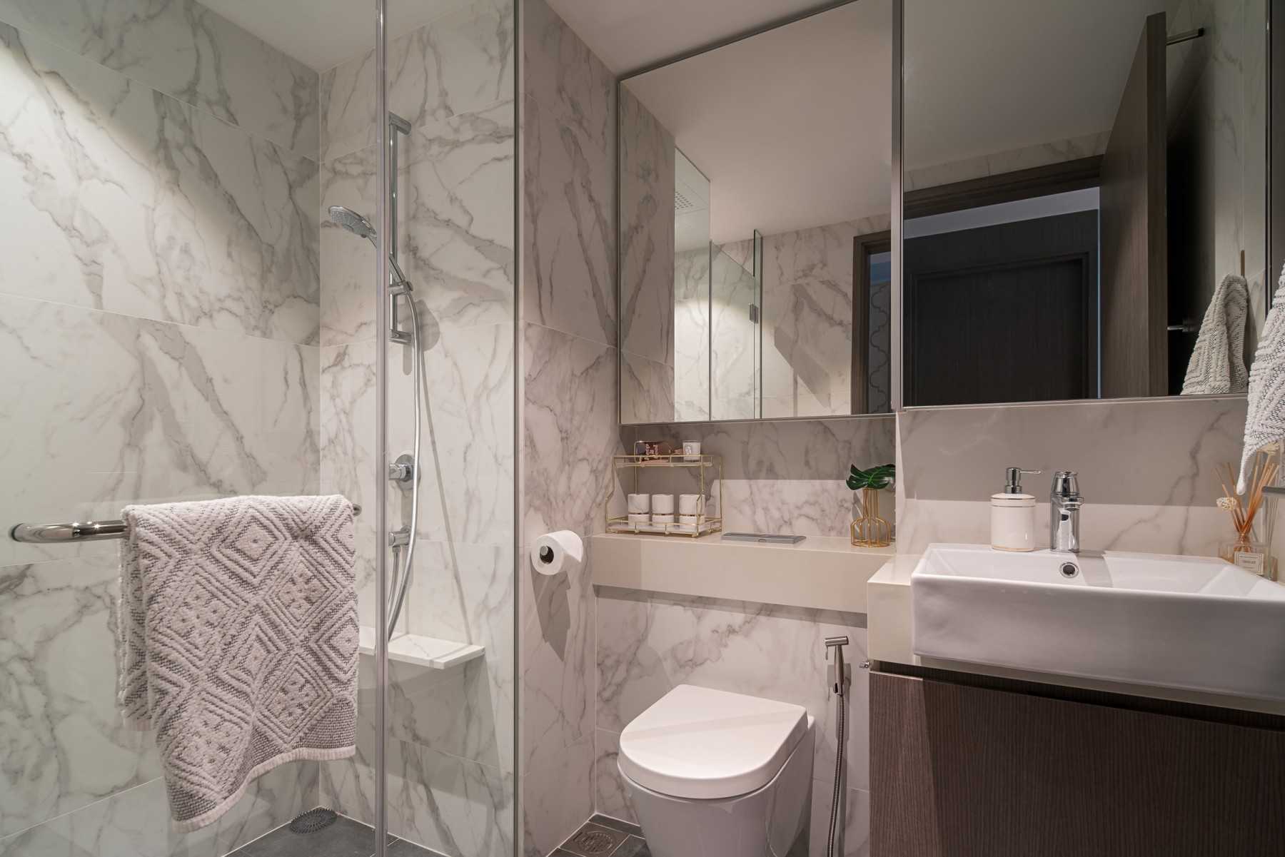 Modern Bathroom with Mirror and Bathroom Storage