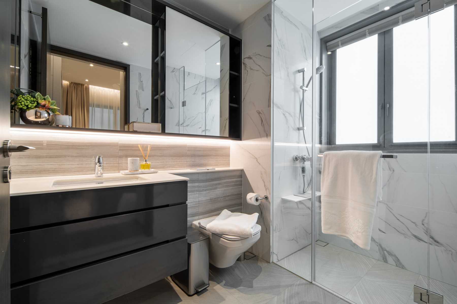 Modern Bathroom with Mirror and Bathroom Storage