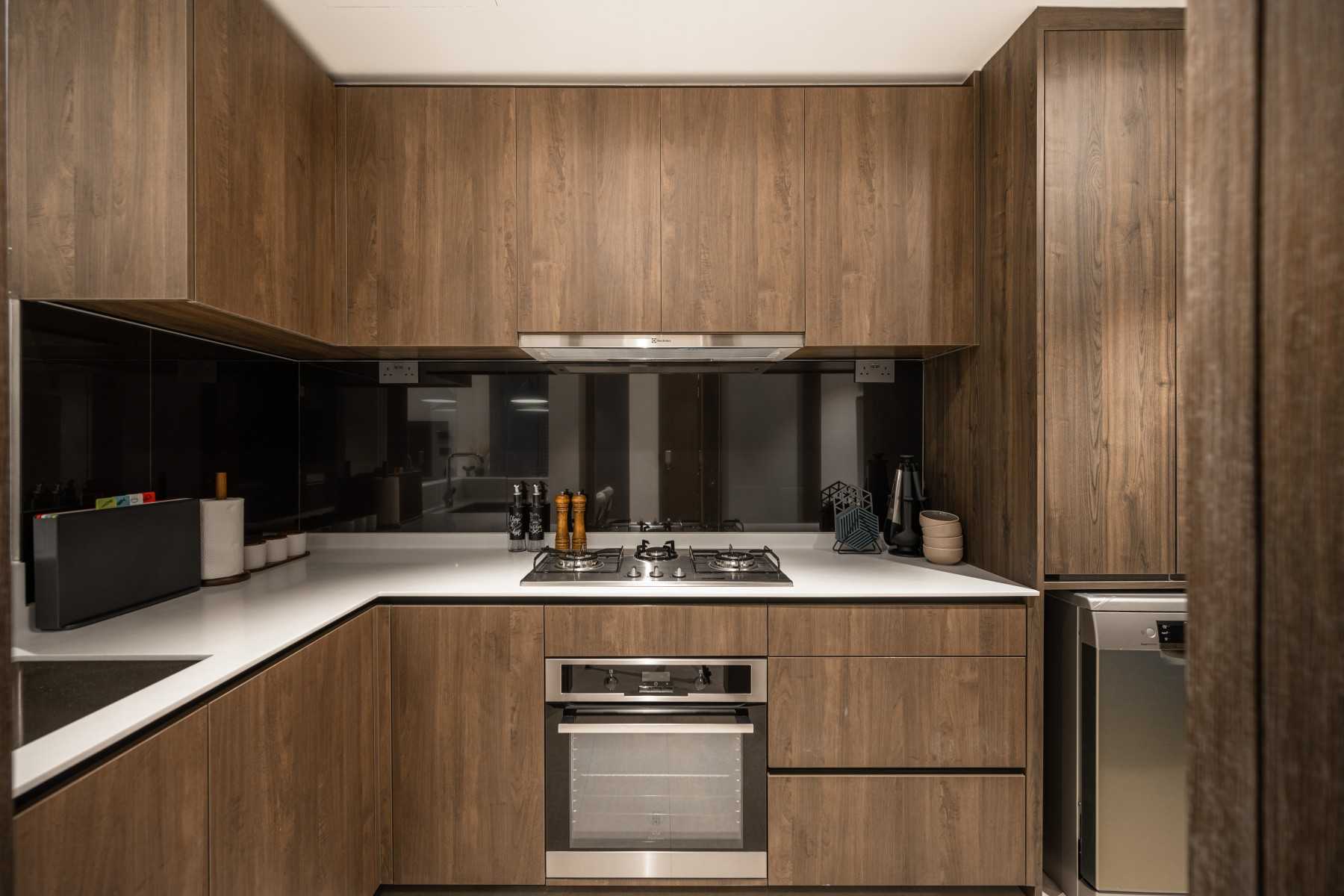 Modern Kitchen with Kitchen Window and Breakfast Counter
