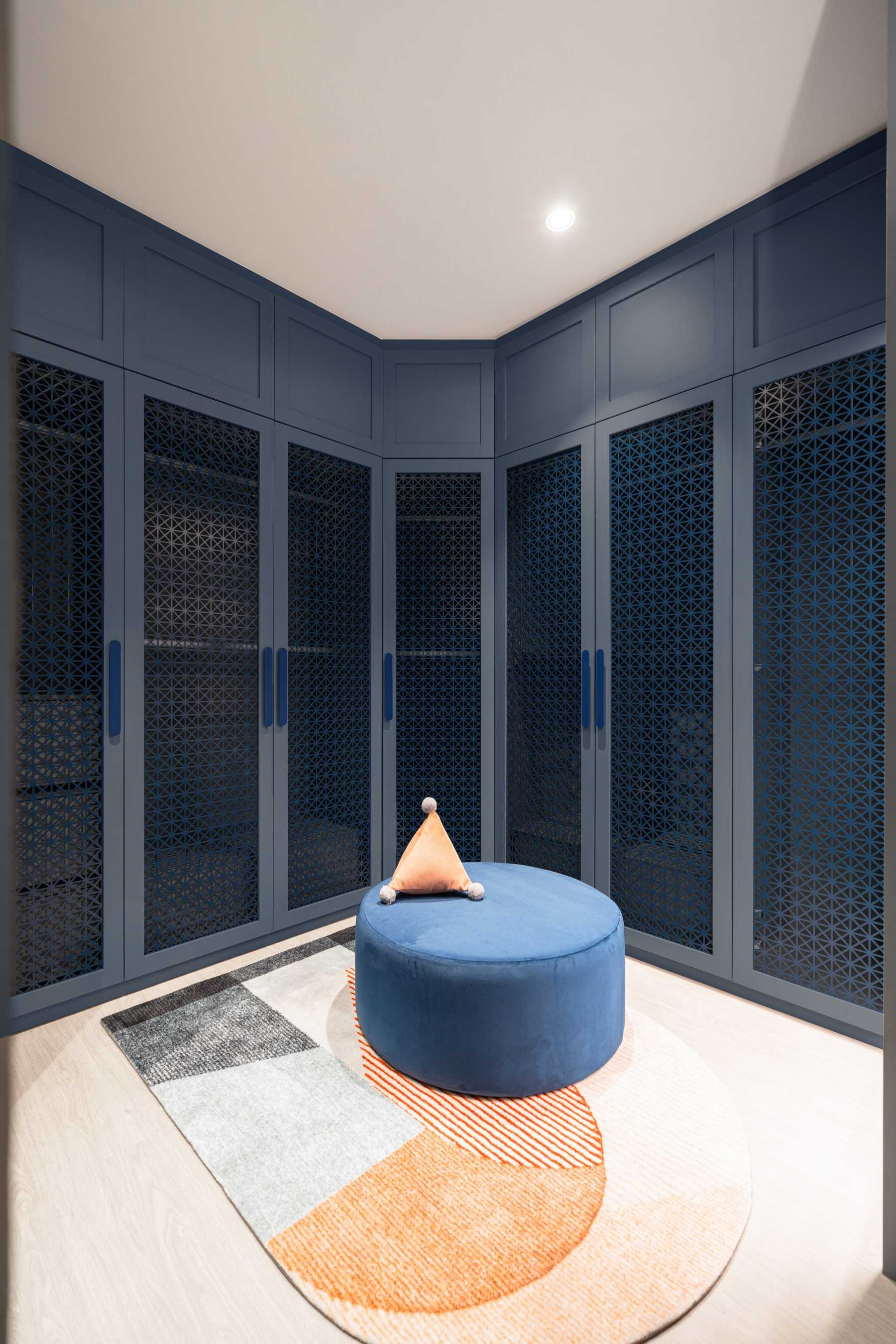 Modern Walk-in Wardrobe with Mirror and Wardrobe