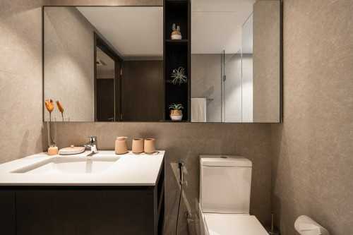 Modern Bathroom at Inz Residence II
