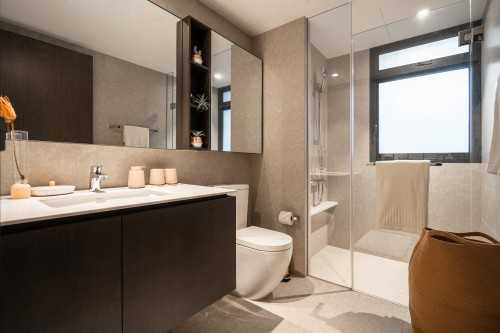 Modern Bathroom at Inz Residence II