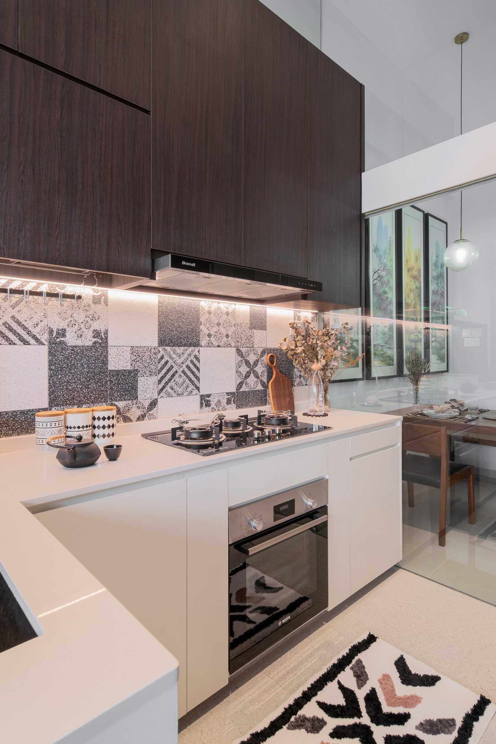 Modern Kitchen with Kitchen Island and Mosaic