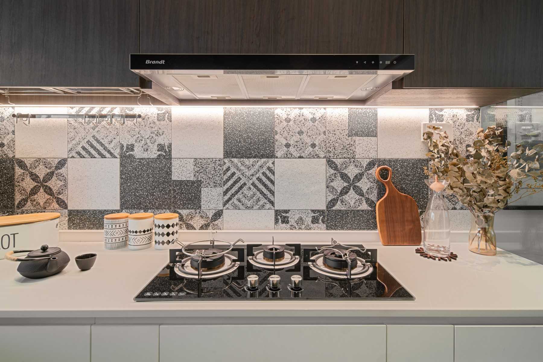Modern Kitchen with Open Kitchen and Kitchen Backsplash
