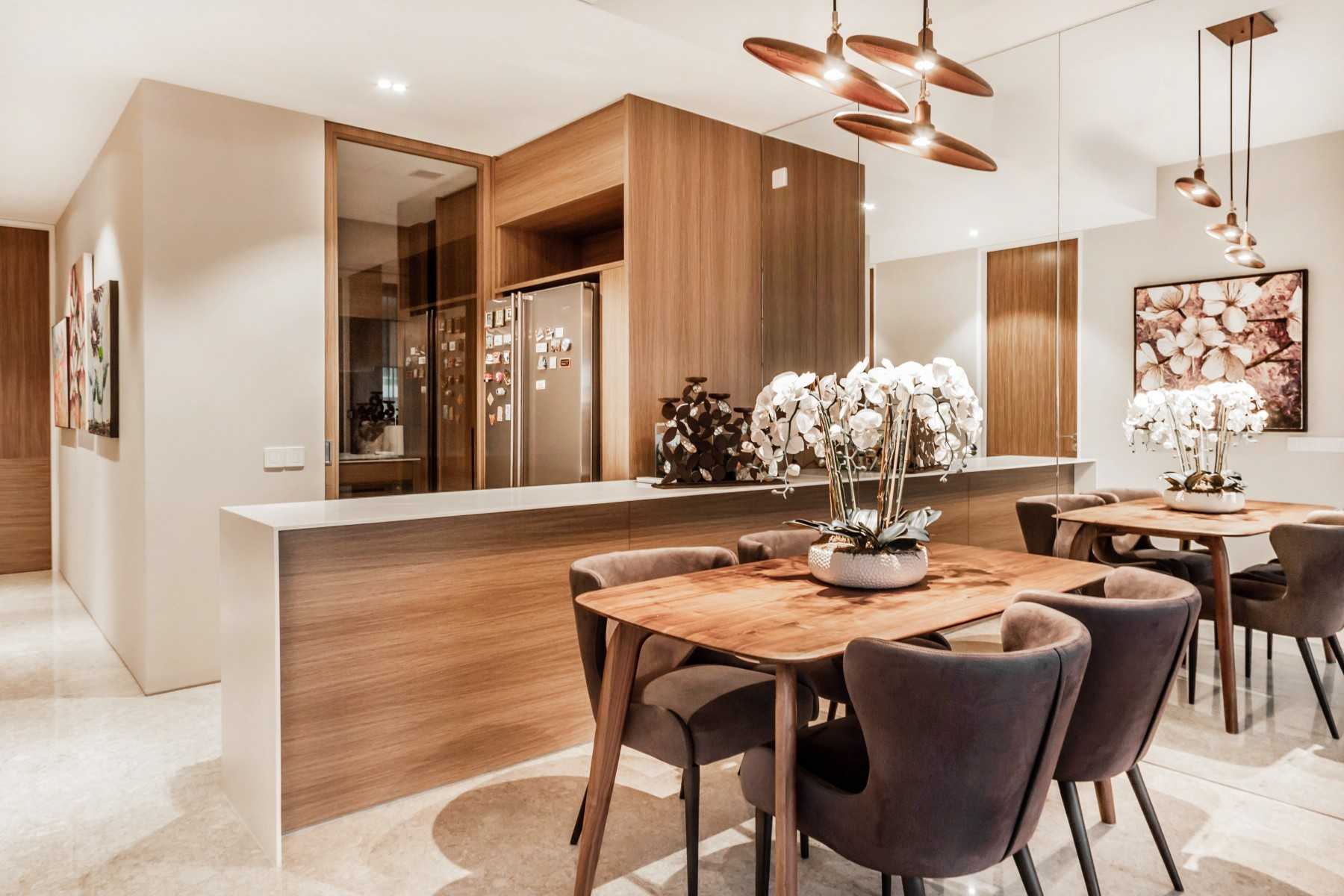 Modern Dining Room with Dining Table and Dining Chairs