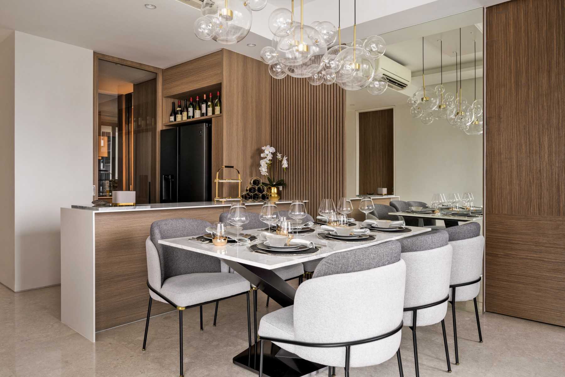 Contemporary Kitchen with Open Kitchen and Breakfast Counter