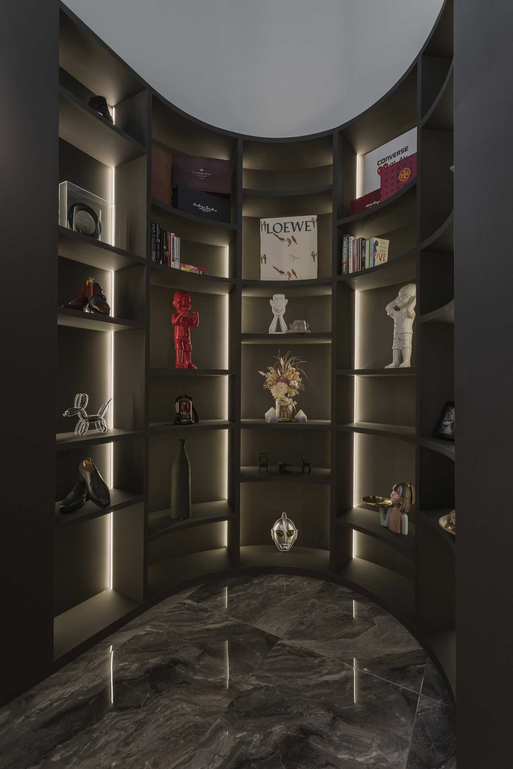 Modern Showroom with Artwork and Tableware