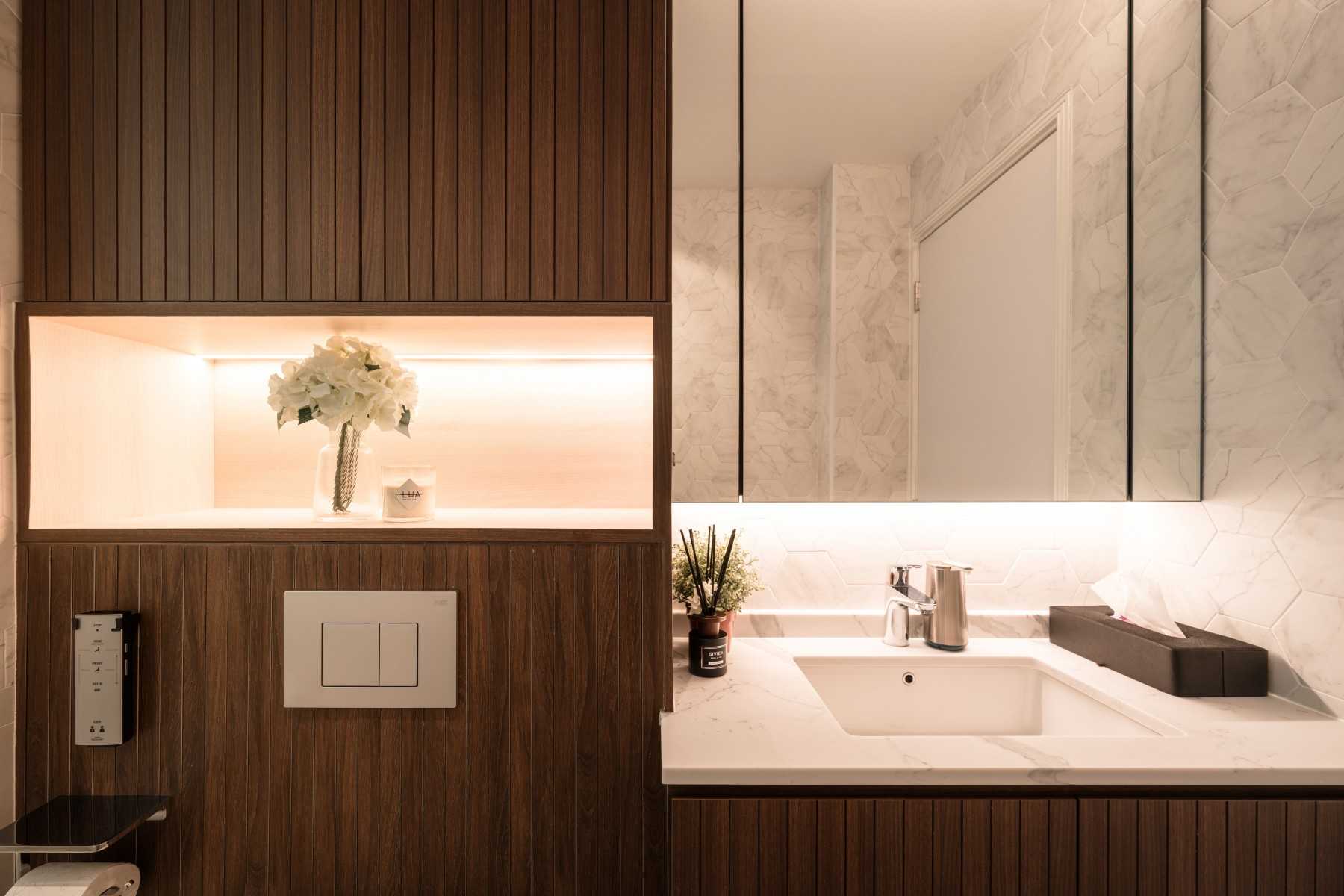 Transitional Bathroom with Mirror and Bathroom Storage