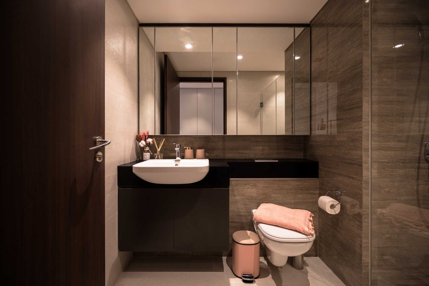Contemporary Bathroom with Mirror and Bathroom Storage