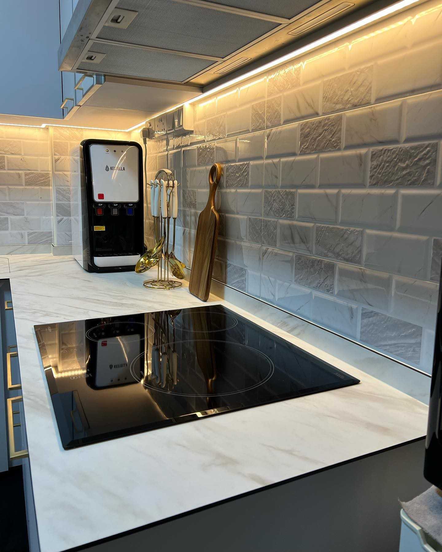 Minimalist Kitchen with Countertop and Homogeneous Tiles