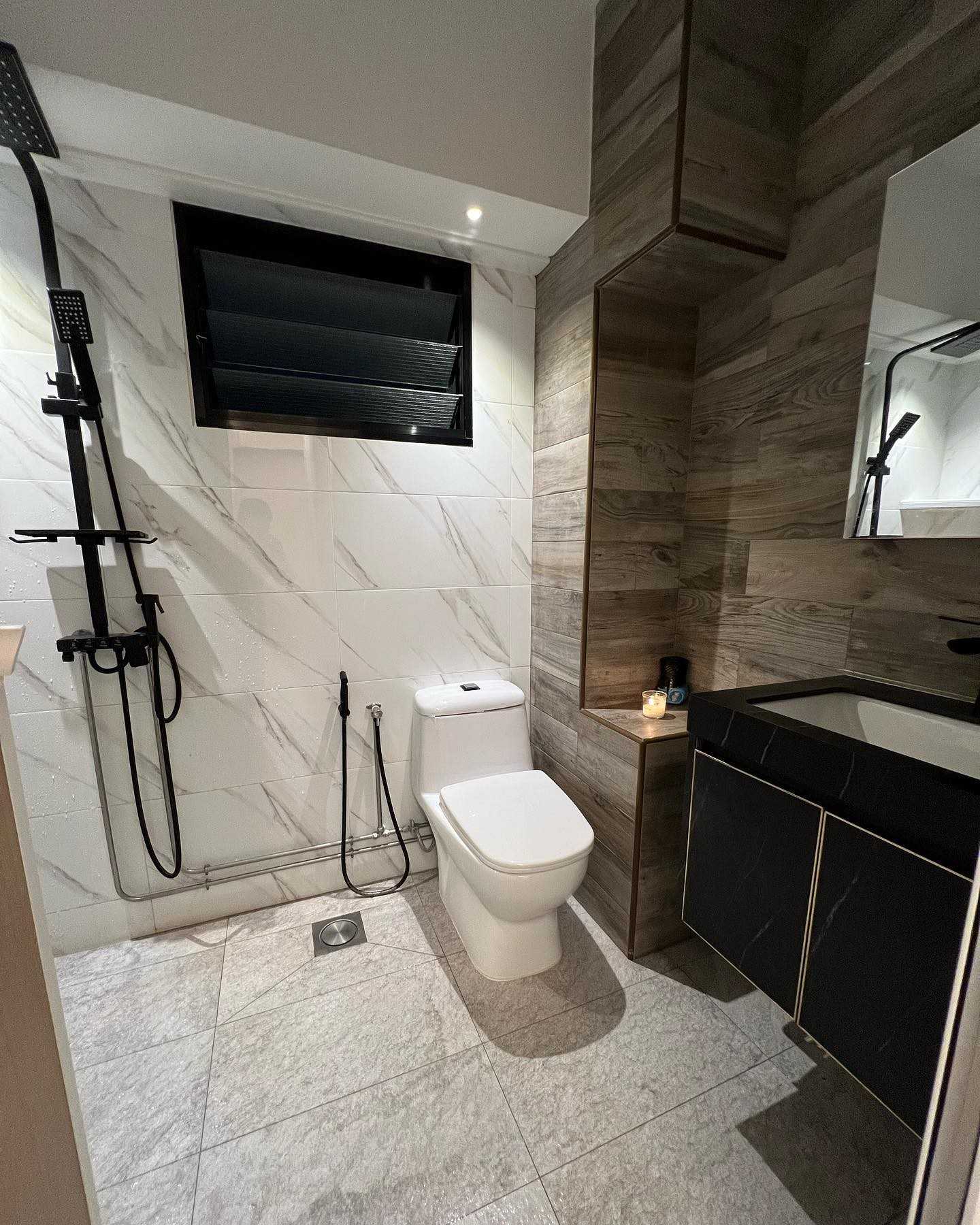 Minimalist Bathroom with Homogeneous Tiles and Rainshower