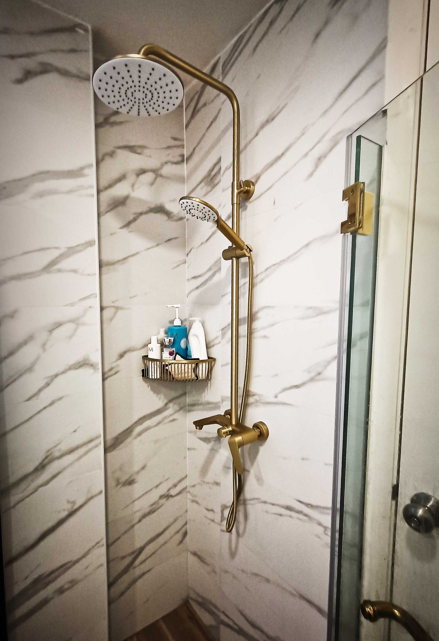 Contemporary Bathroom with Homogeneous Tiles and Shower Screen