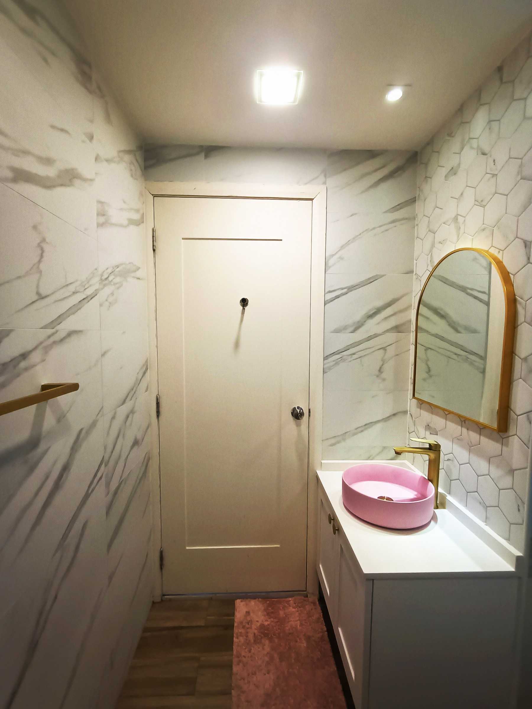 Contemporary Bathroom with Countertop and Homogeneous Tiles